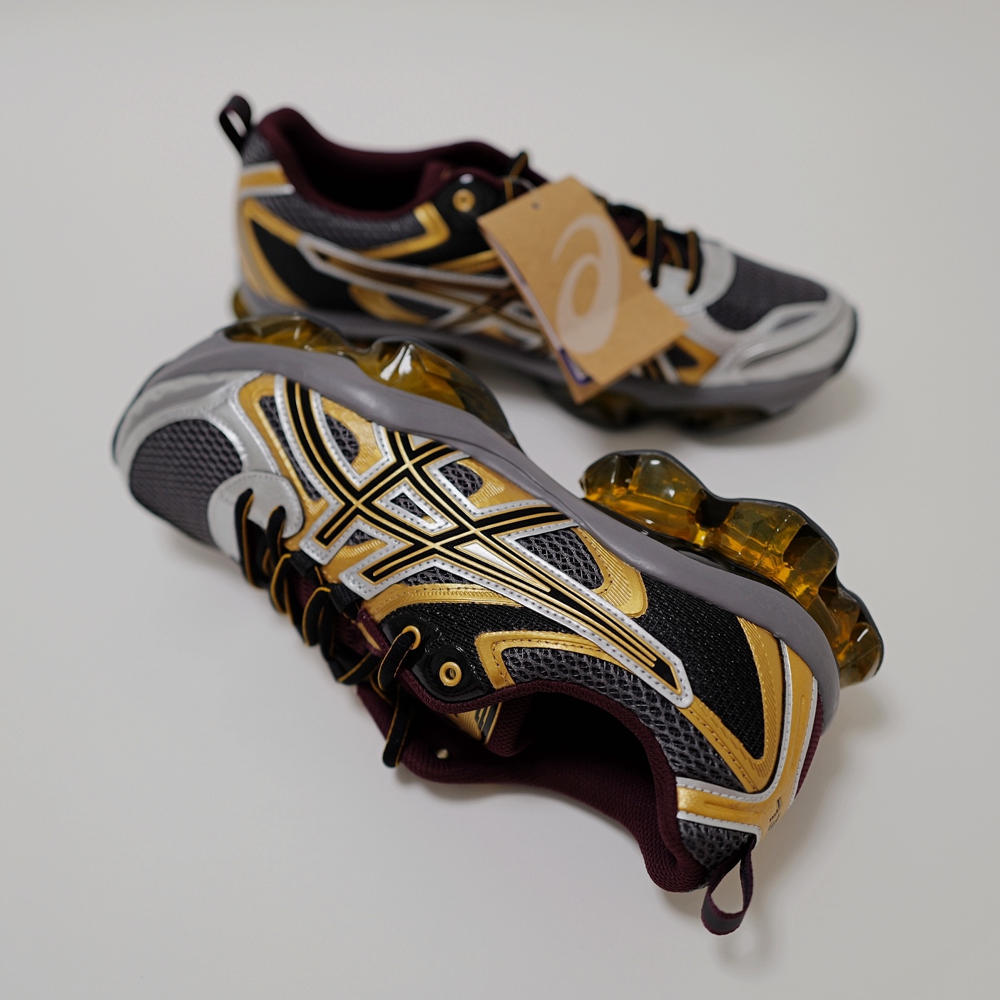 Asics Gel-Quantum Kinetic Carbon Pure Gold 착용 스타일 - 1