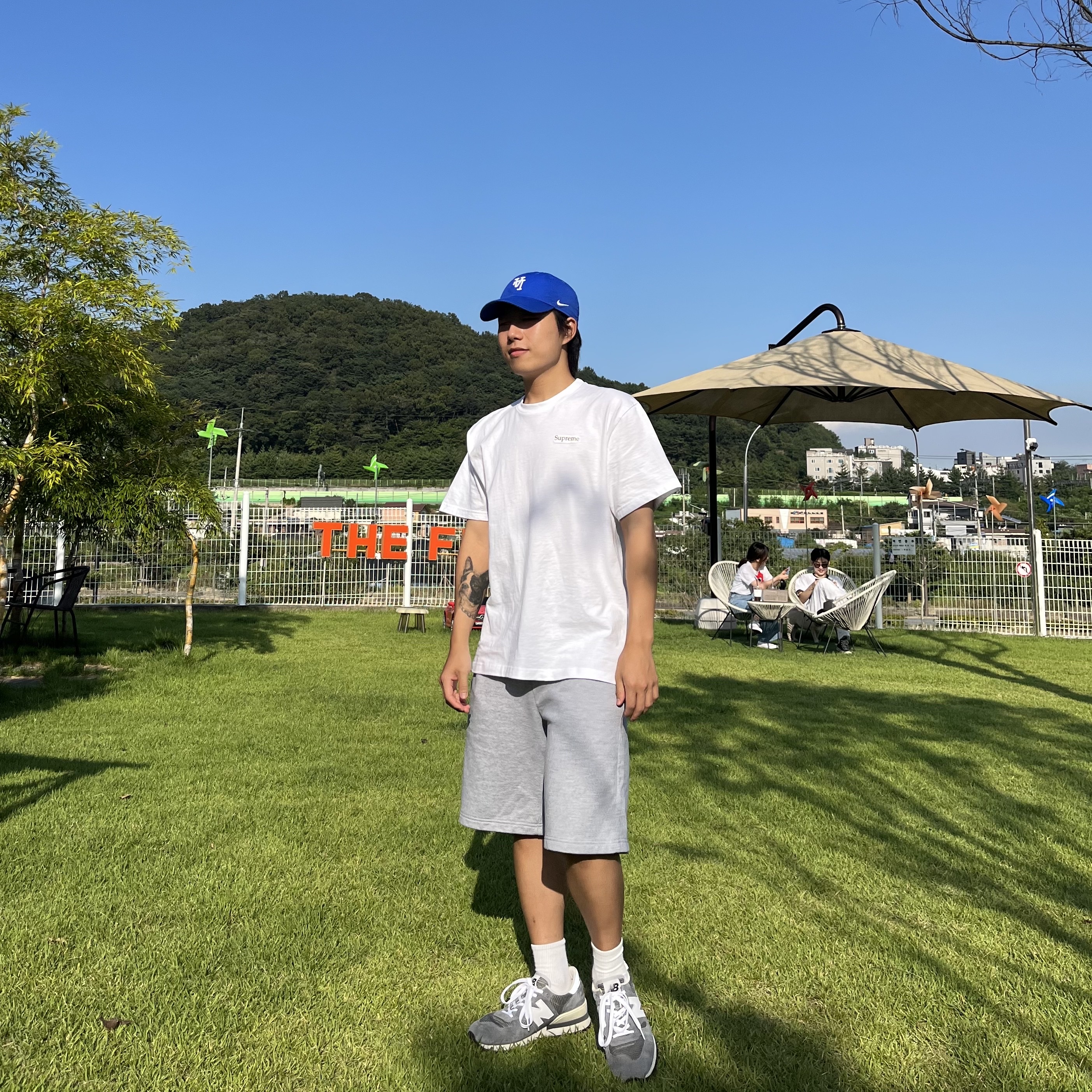 Supreme Blowfish T-Shirt White - 23SS, New Balance 990v1 Made in USA Grey White 착용 스타일 - 2