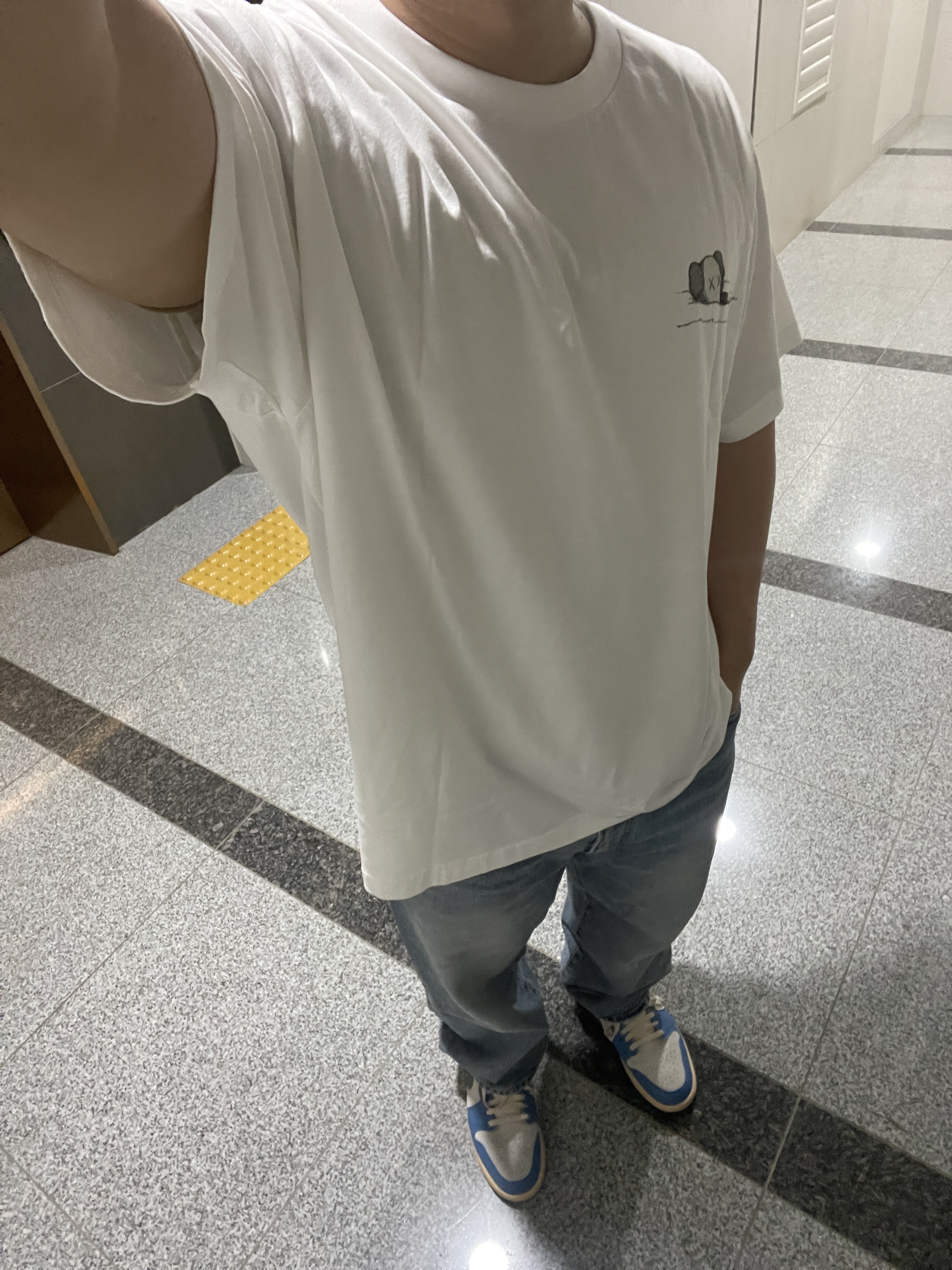 Uniqlo UT x Kaws Short Sleeve Graphic T-Shirt White, Jordan 1 Low SE Tokyo 96 착용 스타일 - 2