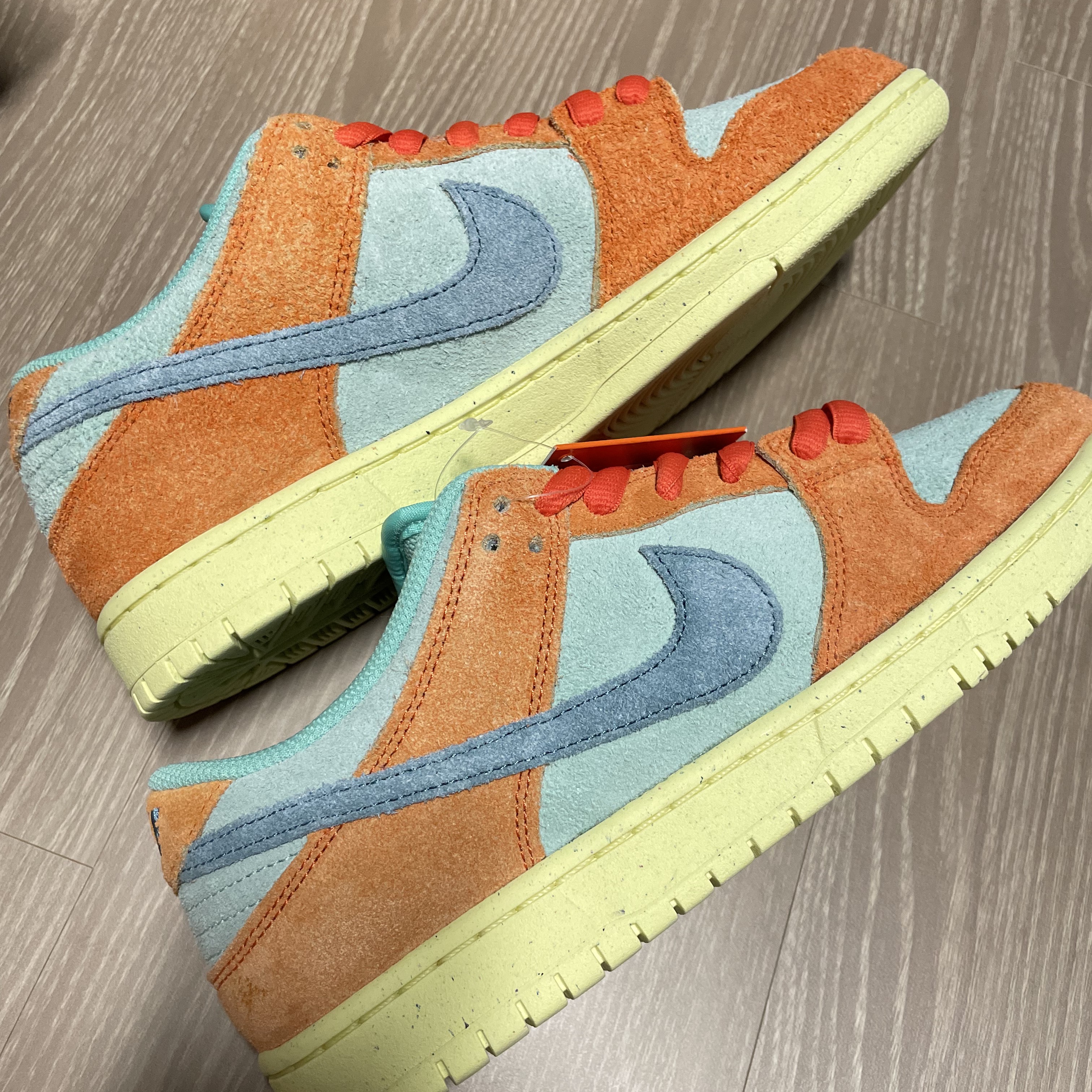 Nike SB Dunk Low Pro Premium Orange and Emerald Rise 착용 스타일 - 2