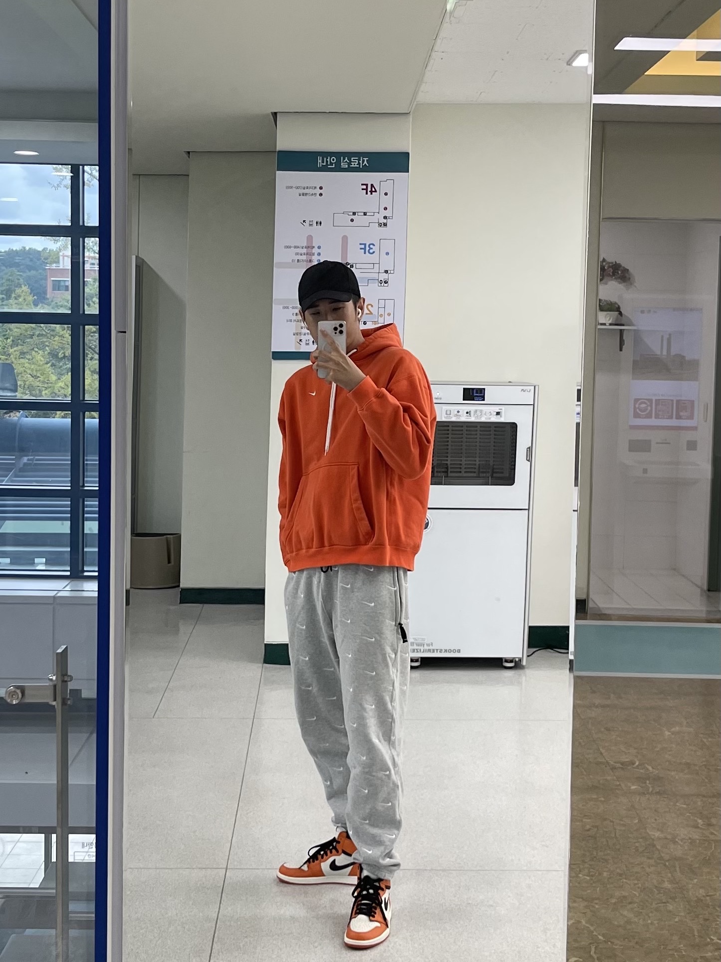 Nike M NRG Hoodie Team Orange, Nike NRG Swoosh Logo Pants Grey Heather 착용 스타일