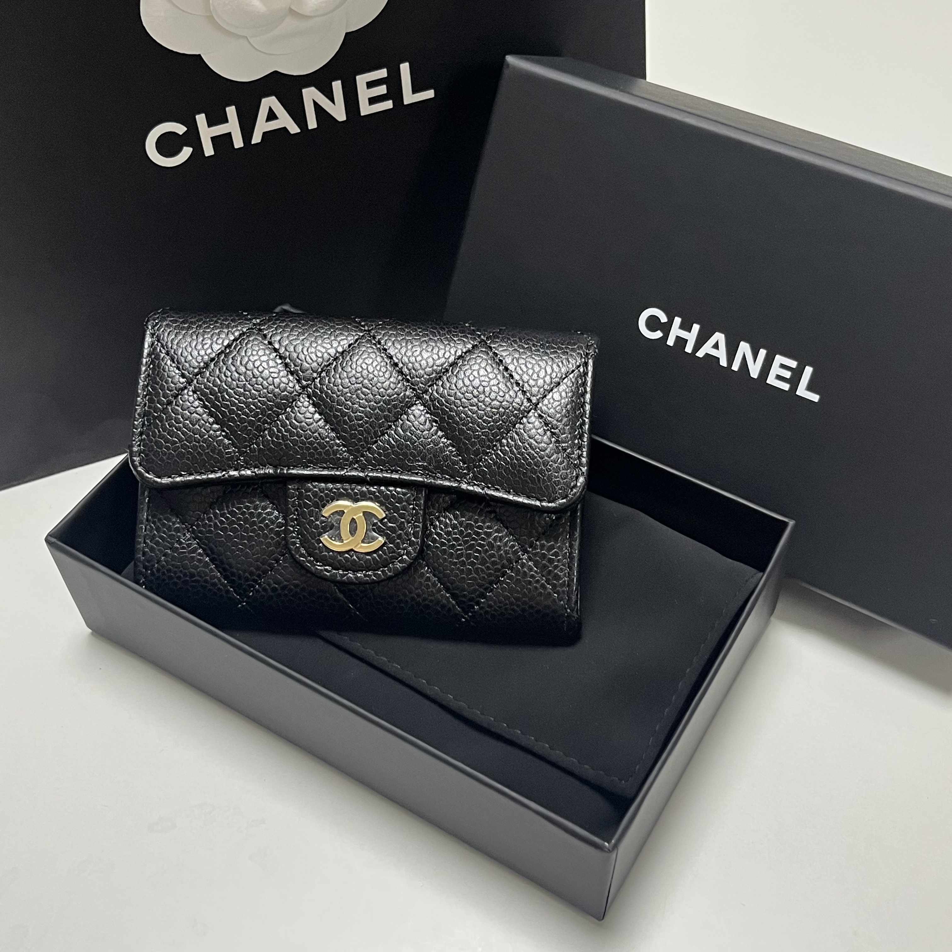 Chanel Classic Card Holder Grained Calfskin & Gold Black 착용 스타일