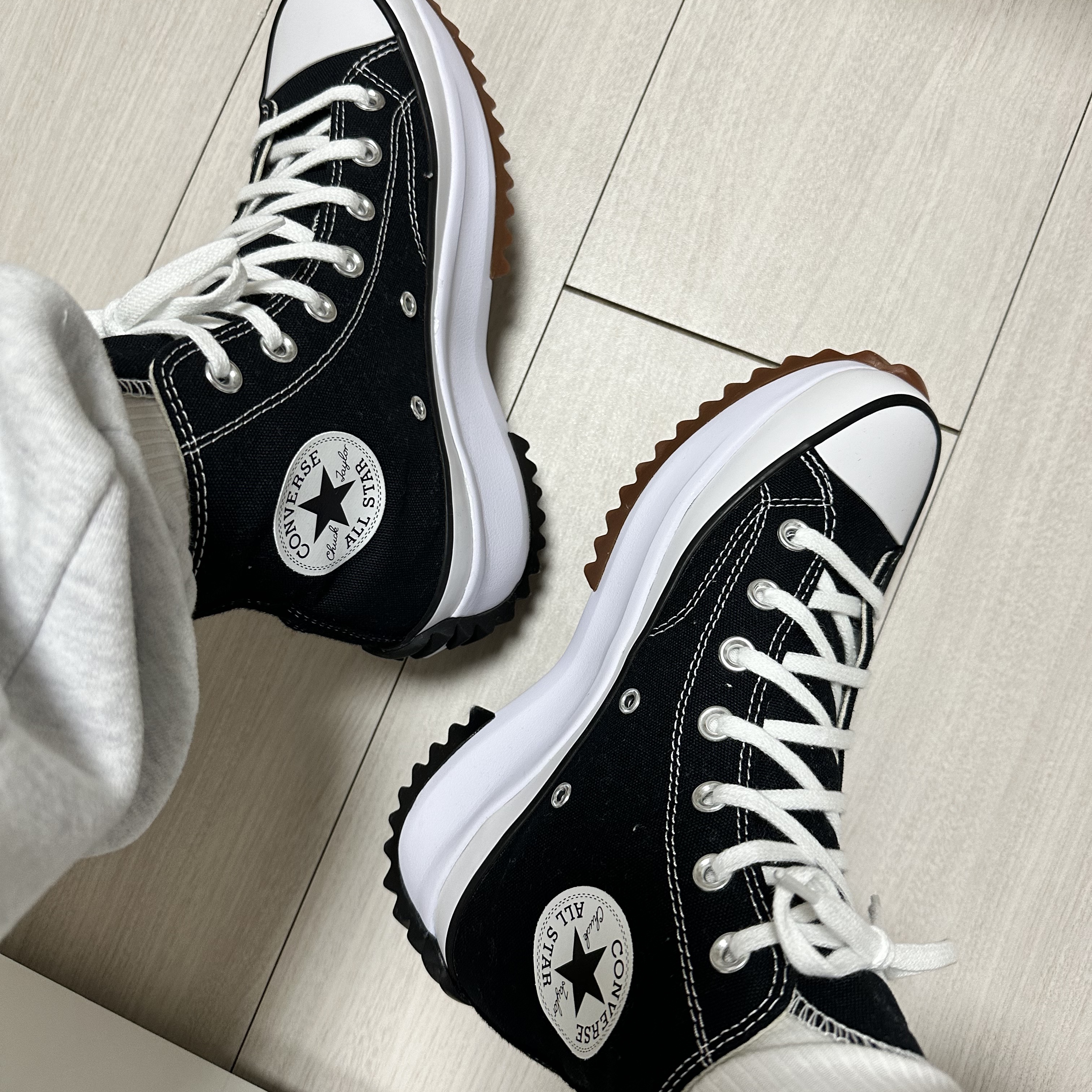 Converse Run Star Hike Hi Black White Gum 착용 스타일