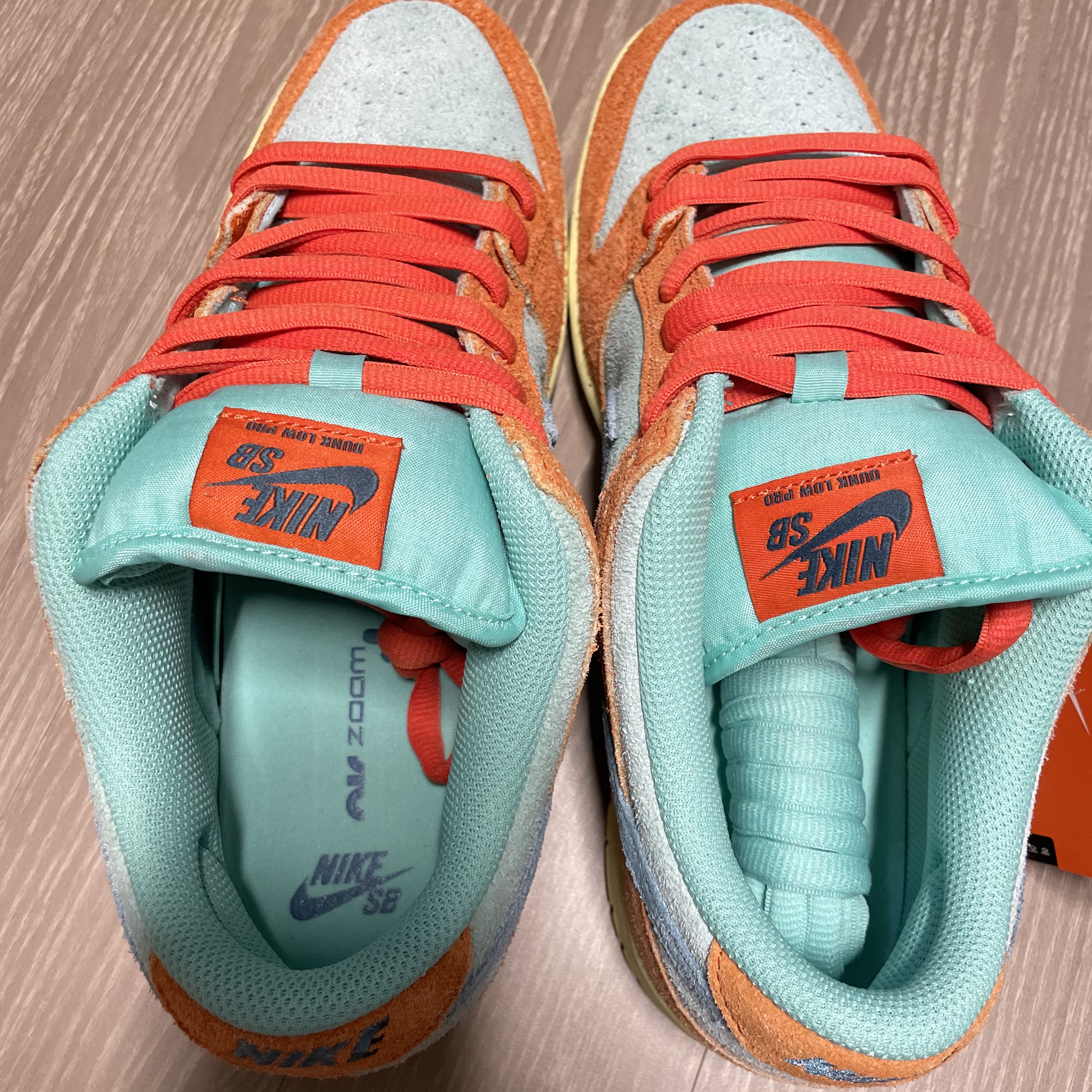 Nike SB Dunk Low Pro Premium Orange and Emerald Rise 착용 스타일 - 1