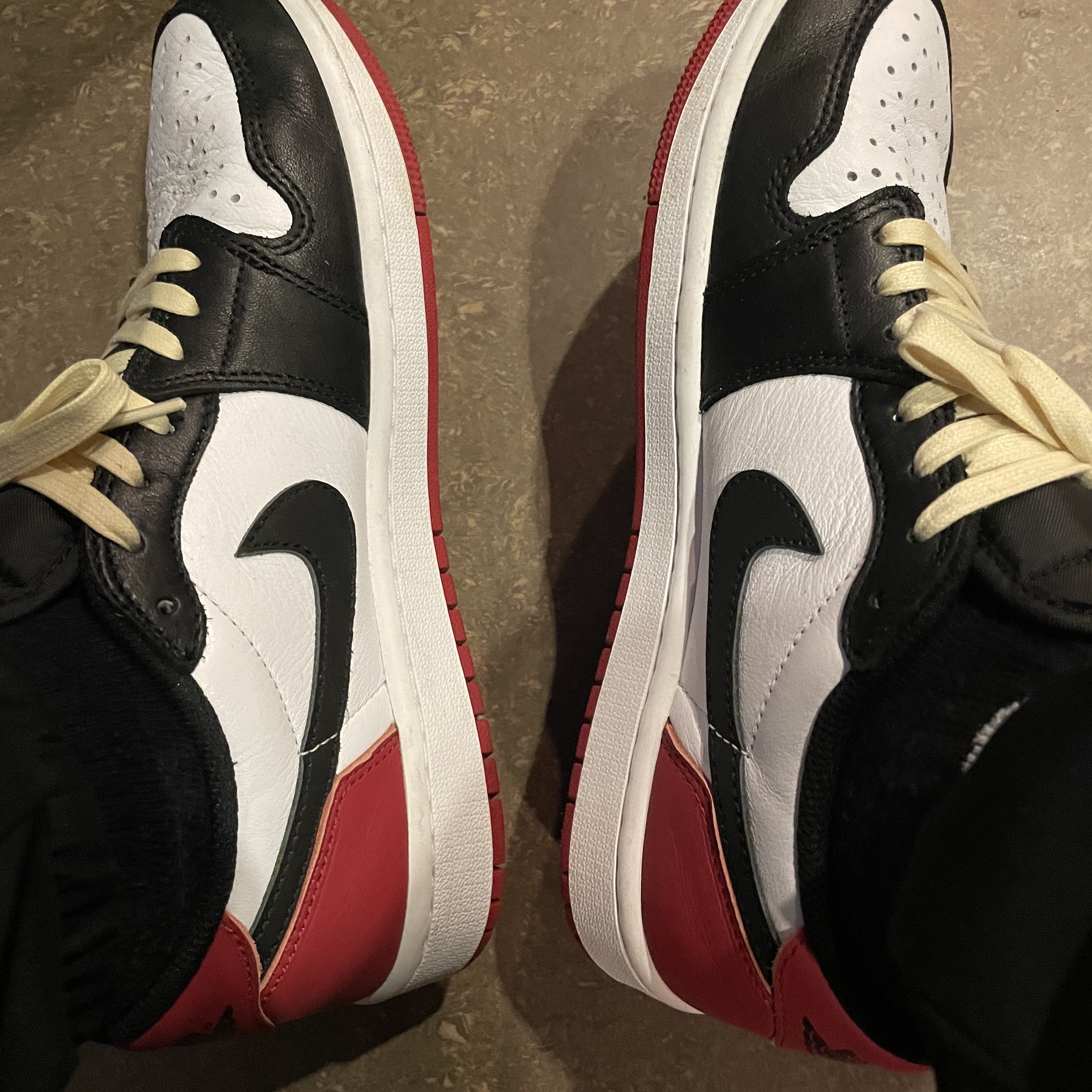 Jordan 1 Retro Low OG Black Toe 착용 스타일 - 1