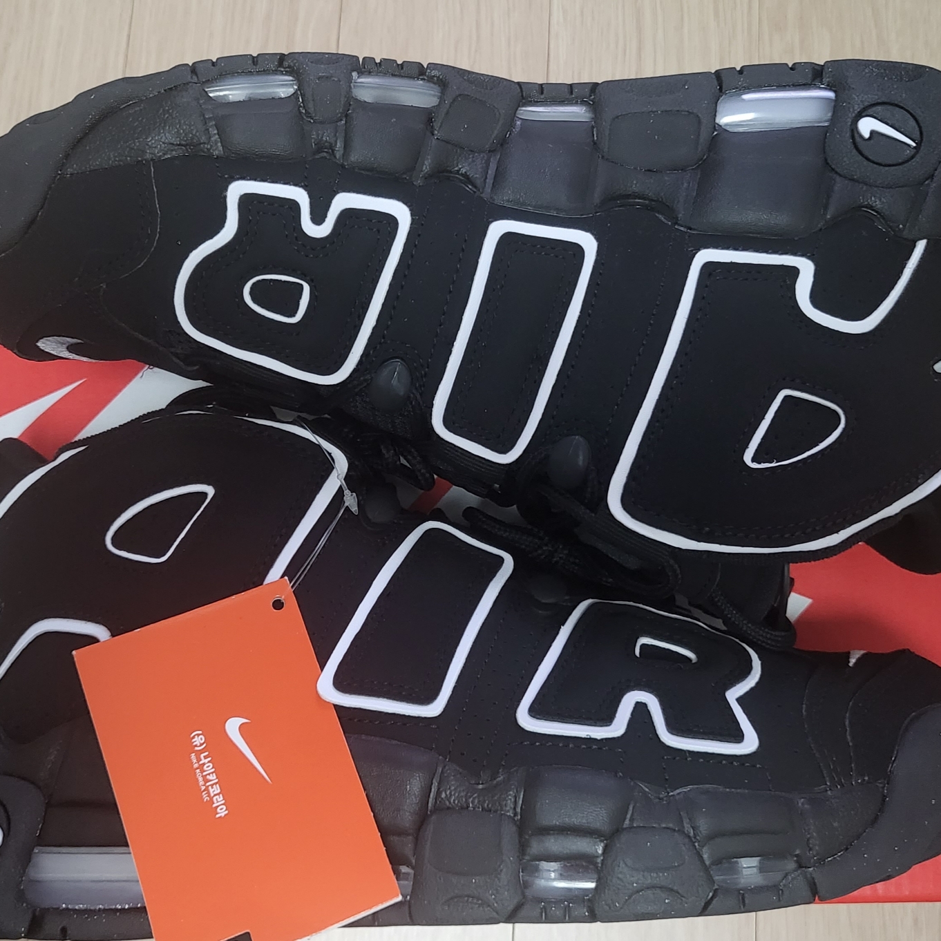 Nike Air More Uptempo Black White 2020 착용 스타일 - 1