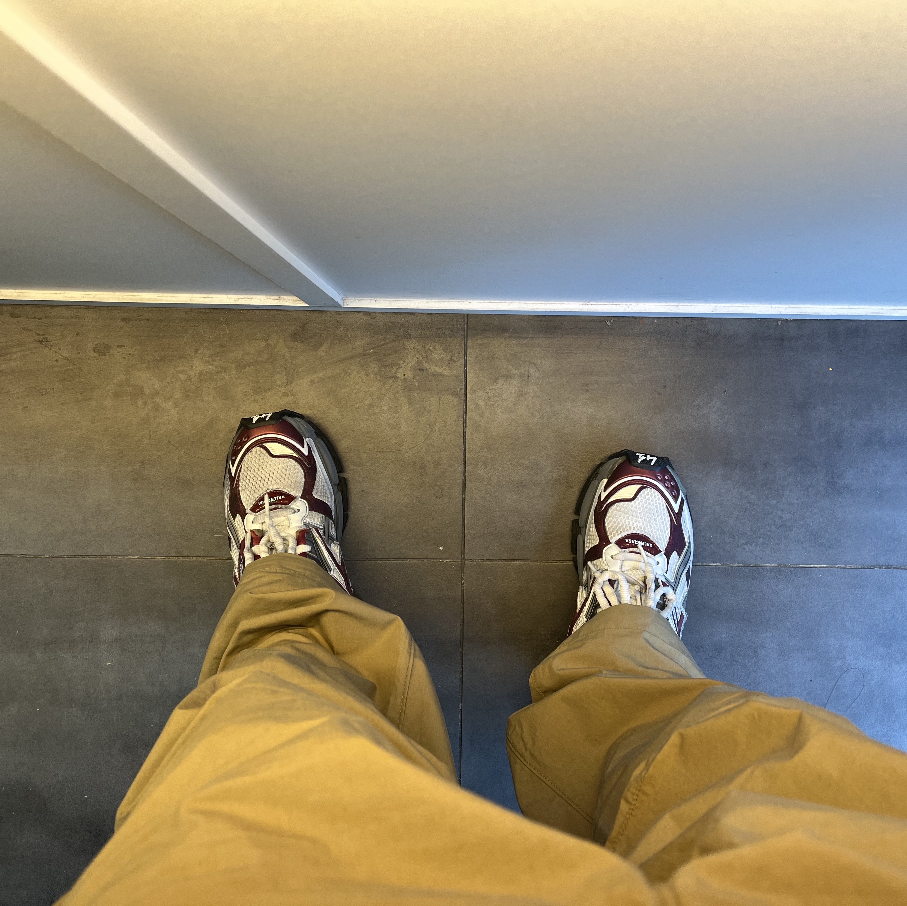 Balenciaga Runner Sneakers Grey Burgundy 착용 스타일