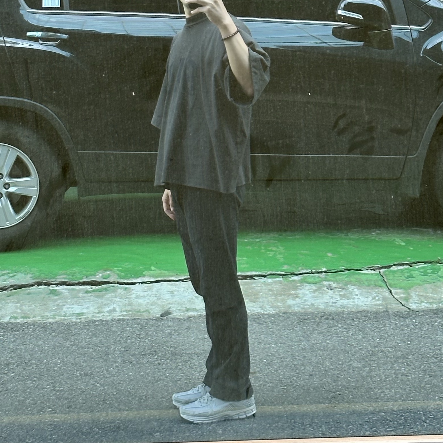 Yeezy Gap Engineered By Balenciaga Dove No Seam T-Shirt Black, Yeezy Gap Engineered By Balenciaga Fitted Sweatpants Washed Black 착용 스타일 - 1