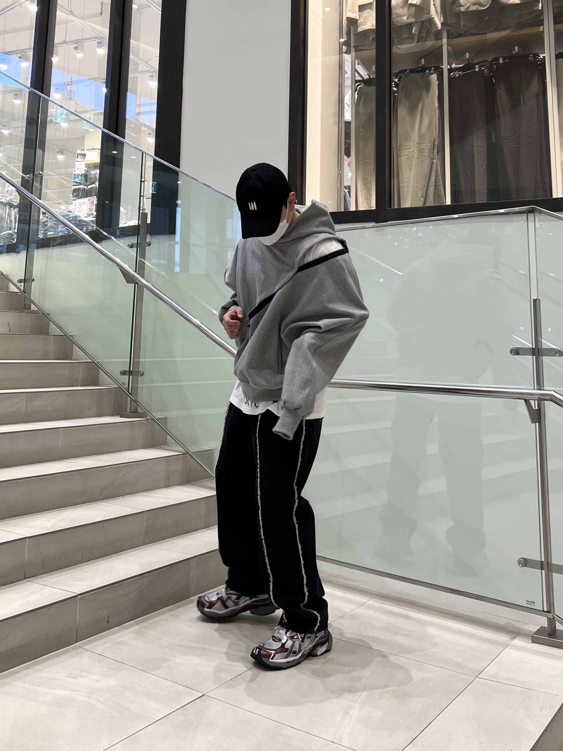 Balenciaga Runner Sneakers Grey Burgundy 착용 스타일