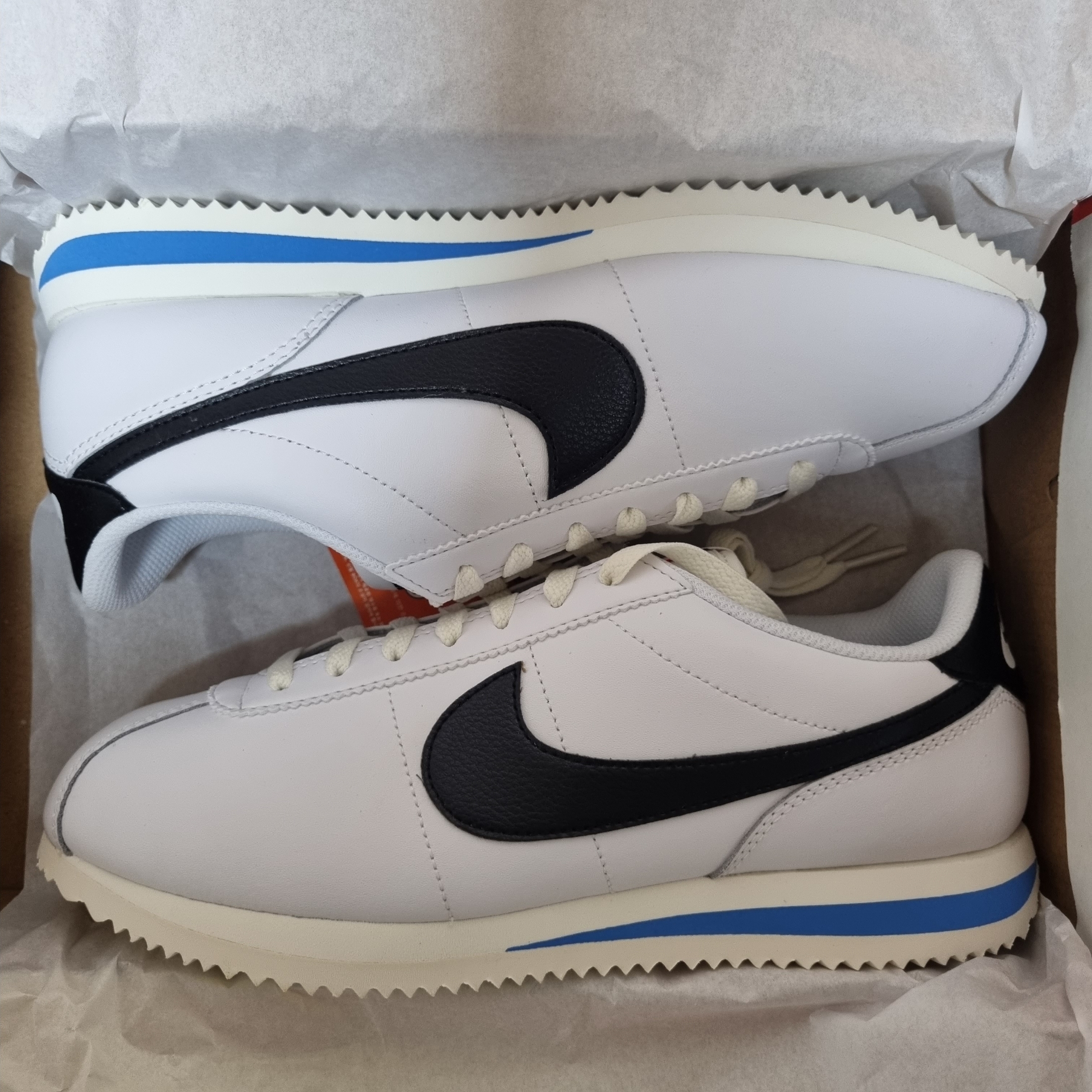 Nike Cortez White and Black 착용 스타일