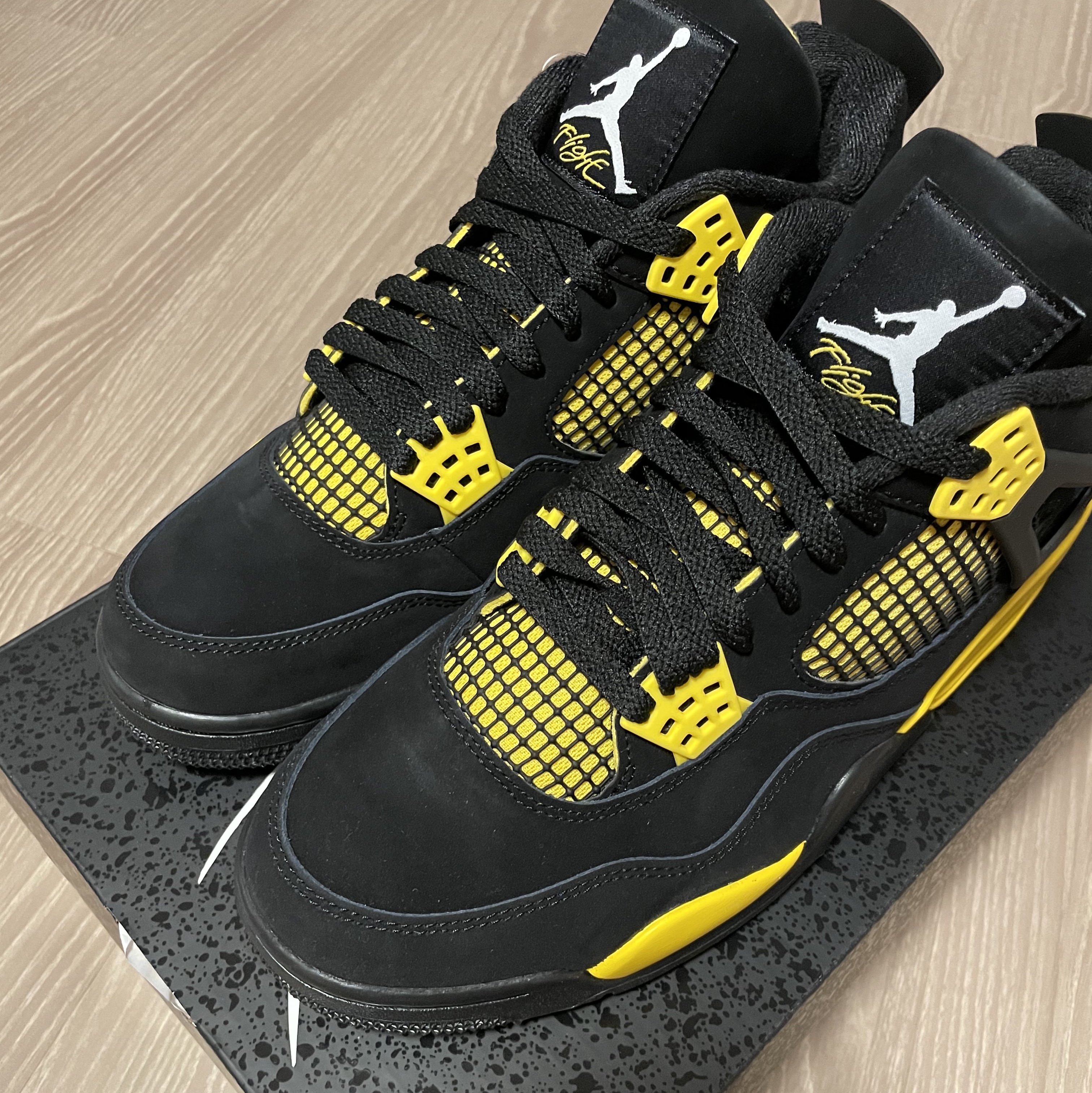 Jordan 4 Retro Thunder 2023 착용 스타일 - 1