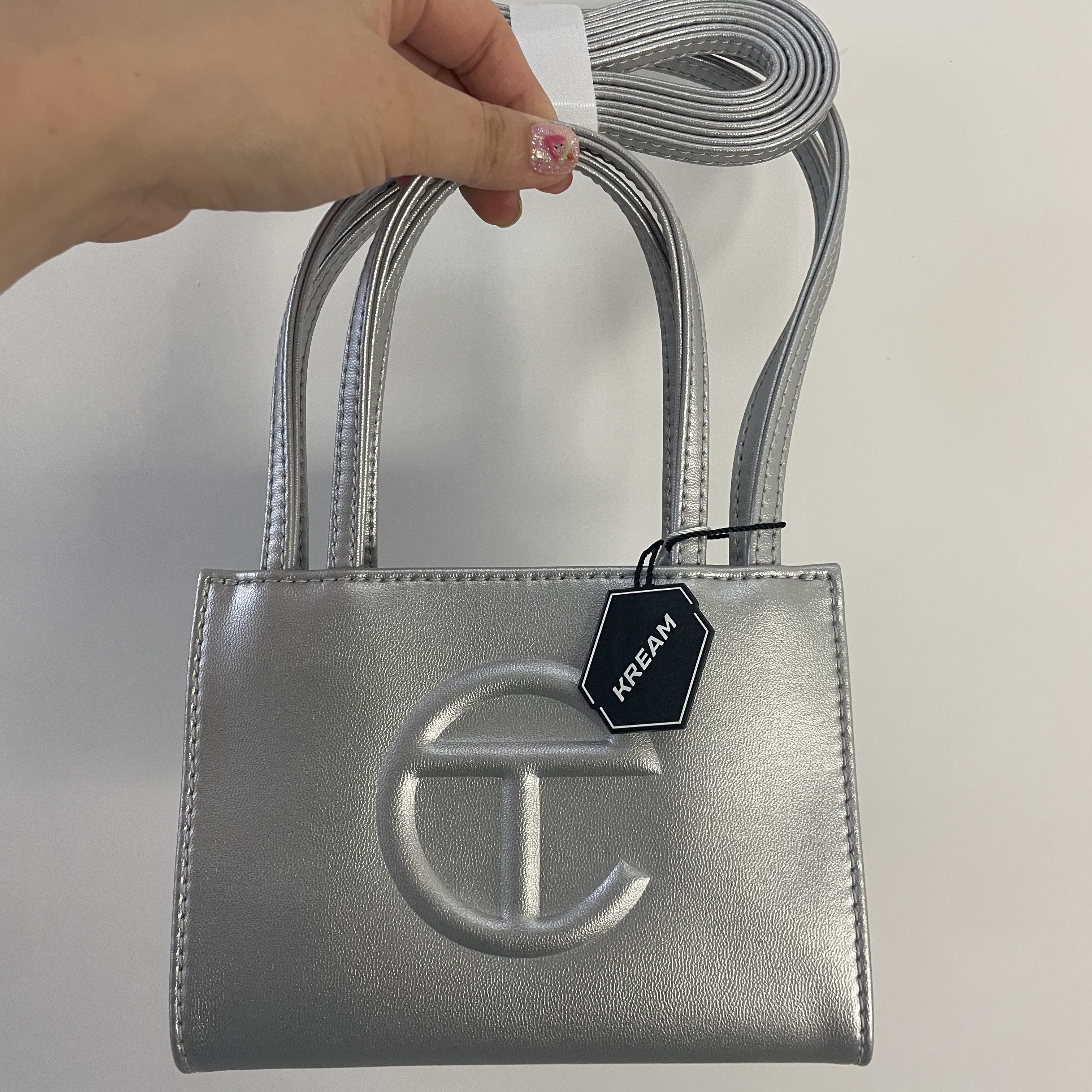 Telfar Small Shopping Bag Silver 착용 스타일