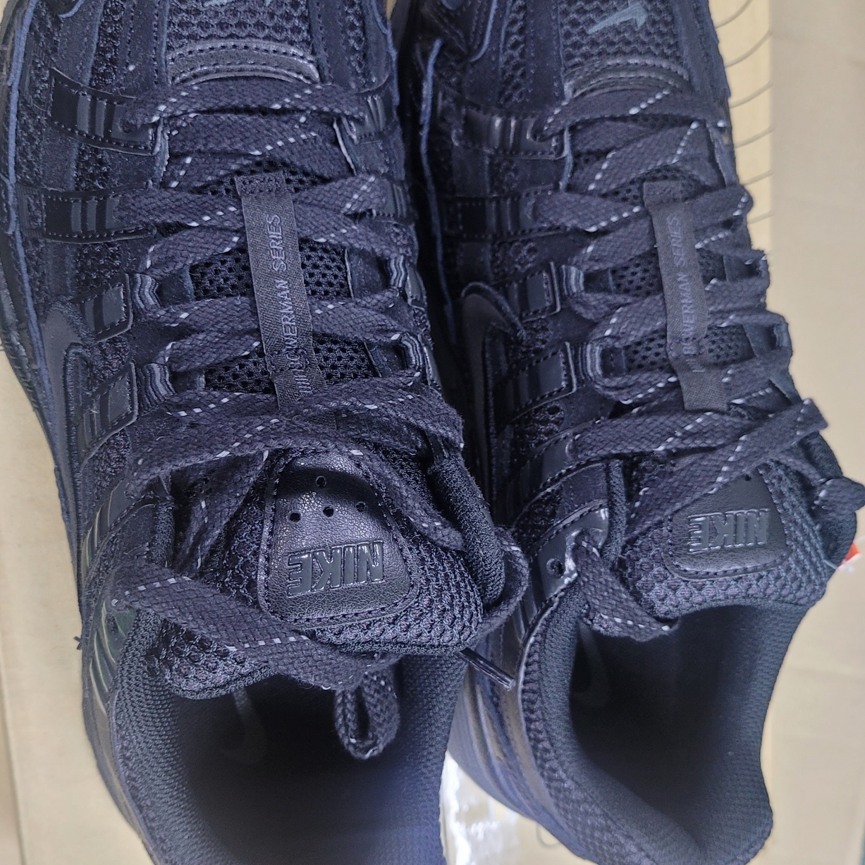 Nike P-6000 PRM Triple Black 착용 스타일