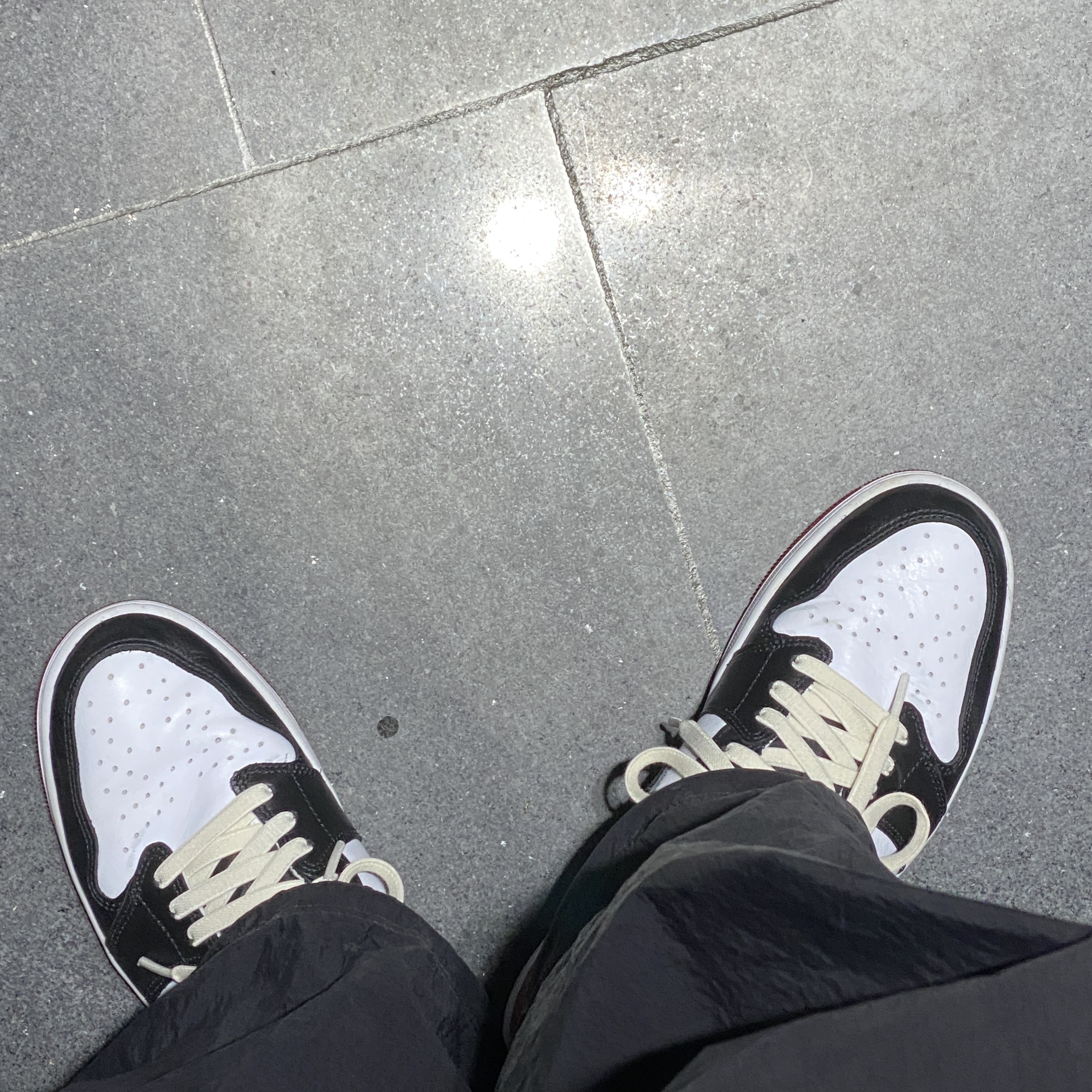 Jordan 1 Retro Low OG Black Toe 착용 스타일 - 3