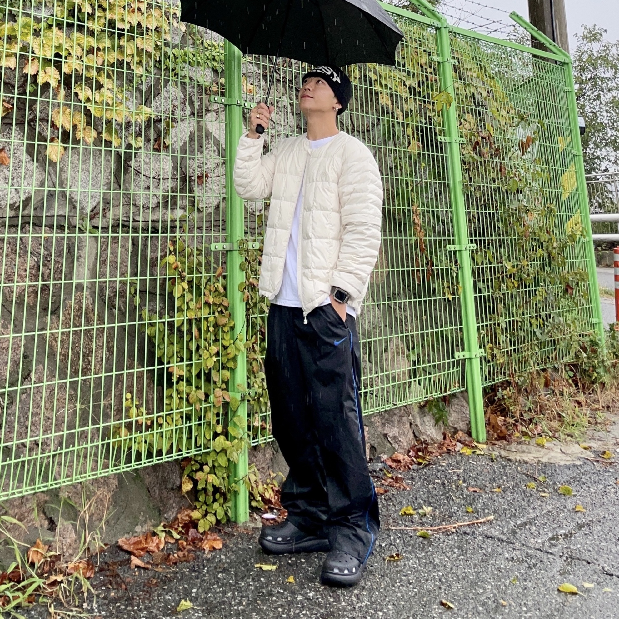 Crocs Classic Crush Clog Black, Stussy Sport Jacquard Skullcap Beanie Black 착용 스타일 - 1