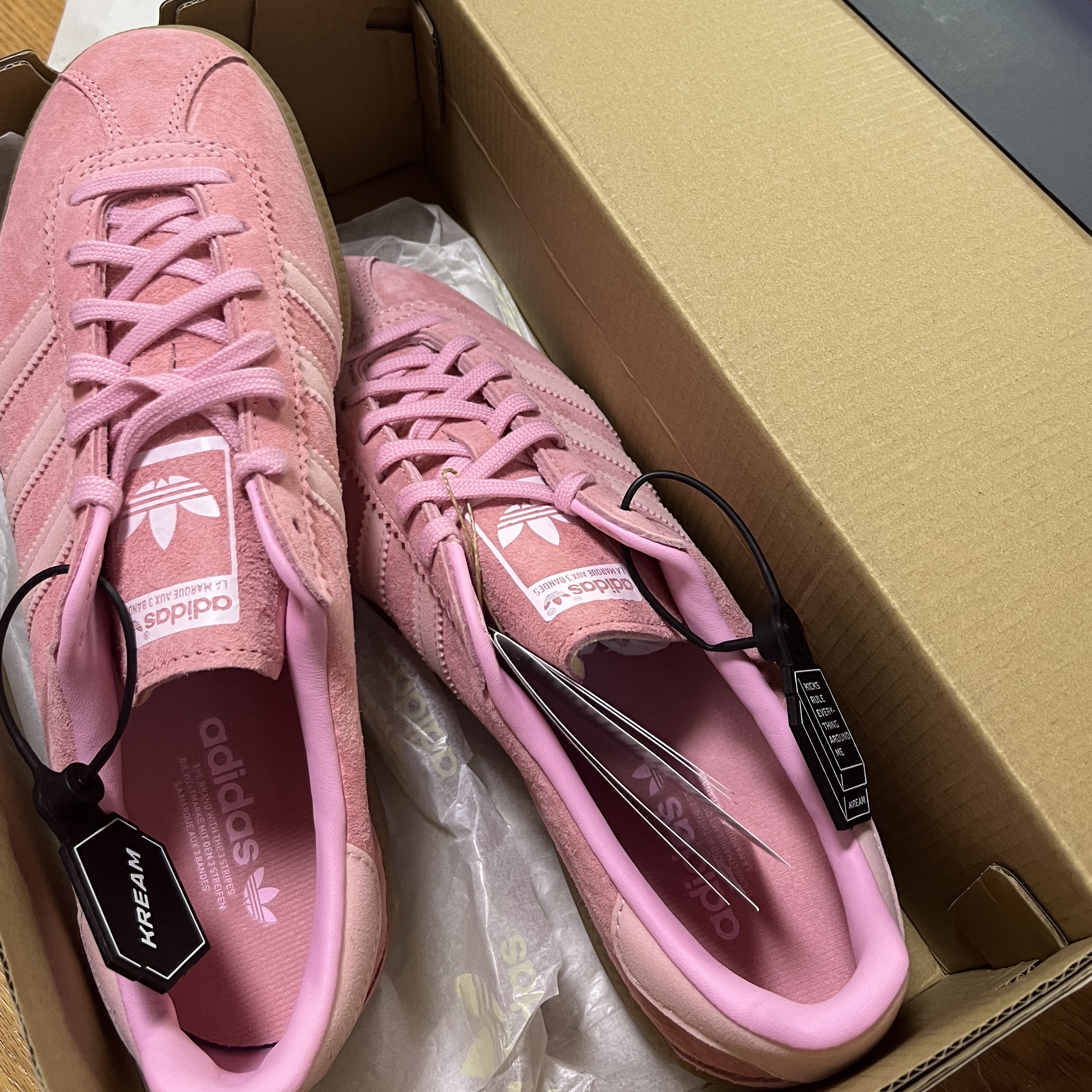 Adidas Bermuda Glow Pink 착용 스타일