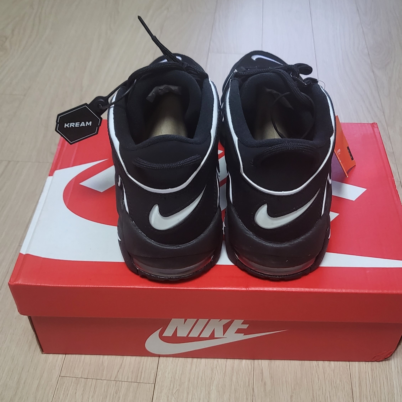 Nike Air More Uptempo Black White 2020 착용 스타일 - 3