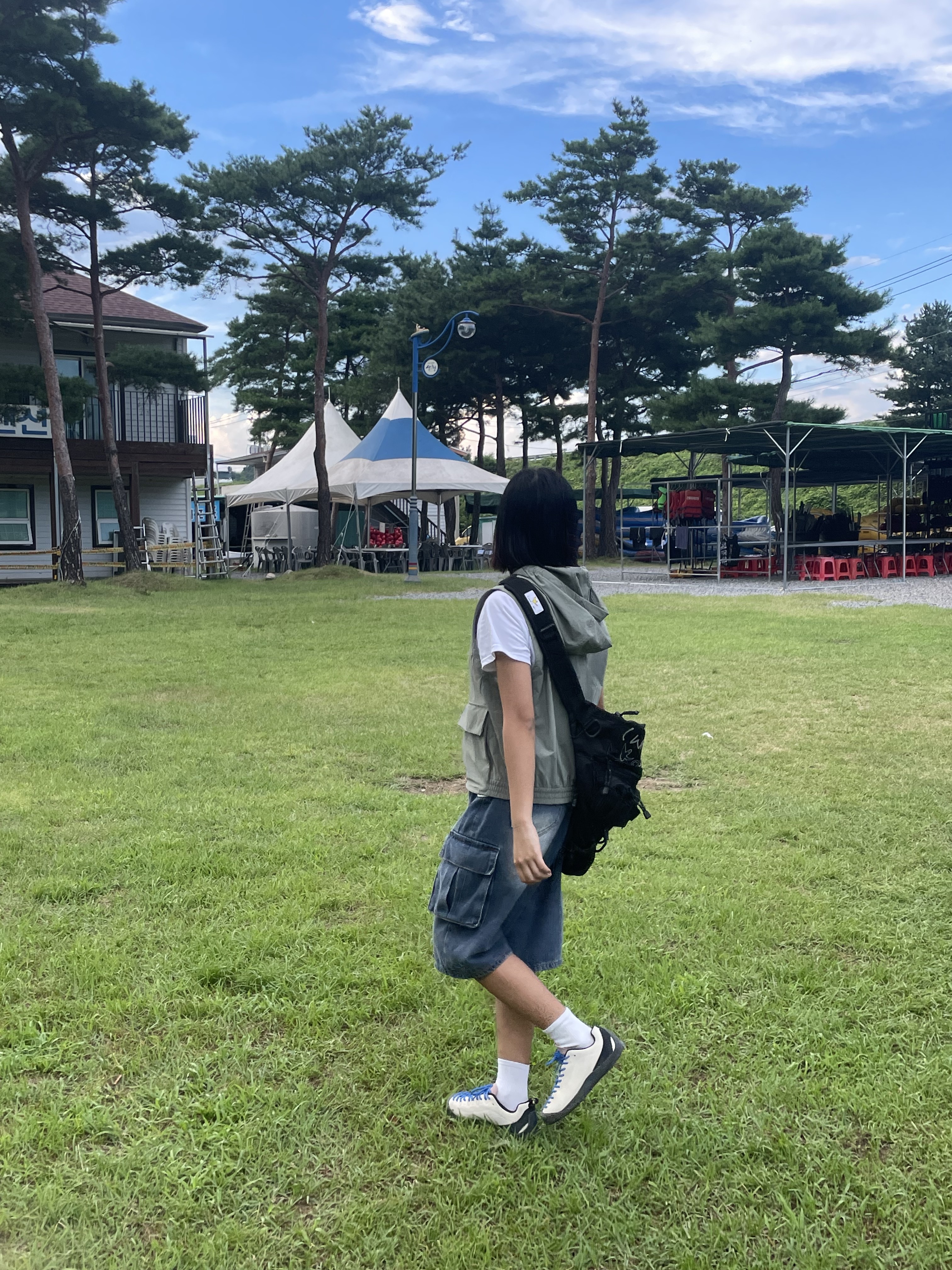 (W) Keen Jasper Suede Sneakers Birch Fawn 착용 스타일 - 5