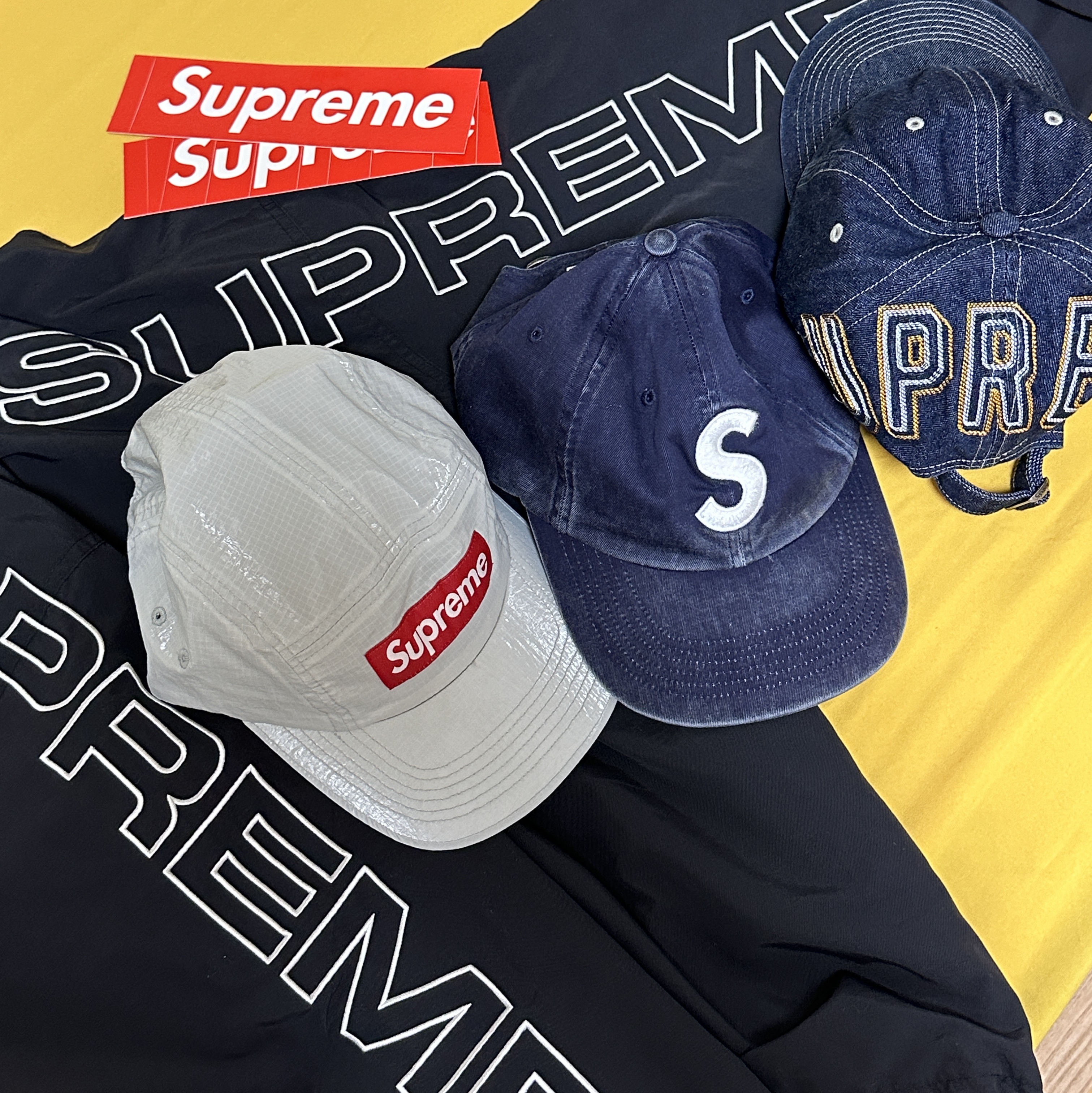 Supreme Spellout Embroidered Track Jacket Black - 23FW, Supreme Pigment Print S Logo 6-Panel Navy - 23FW 착용 스타일