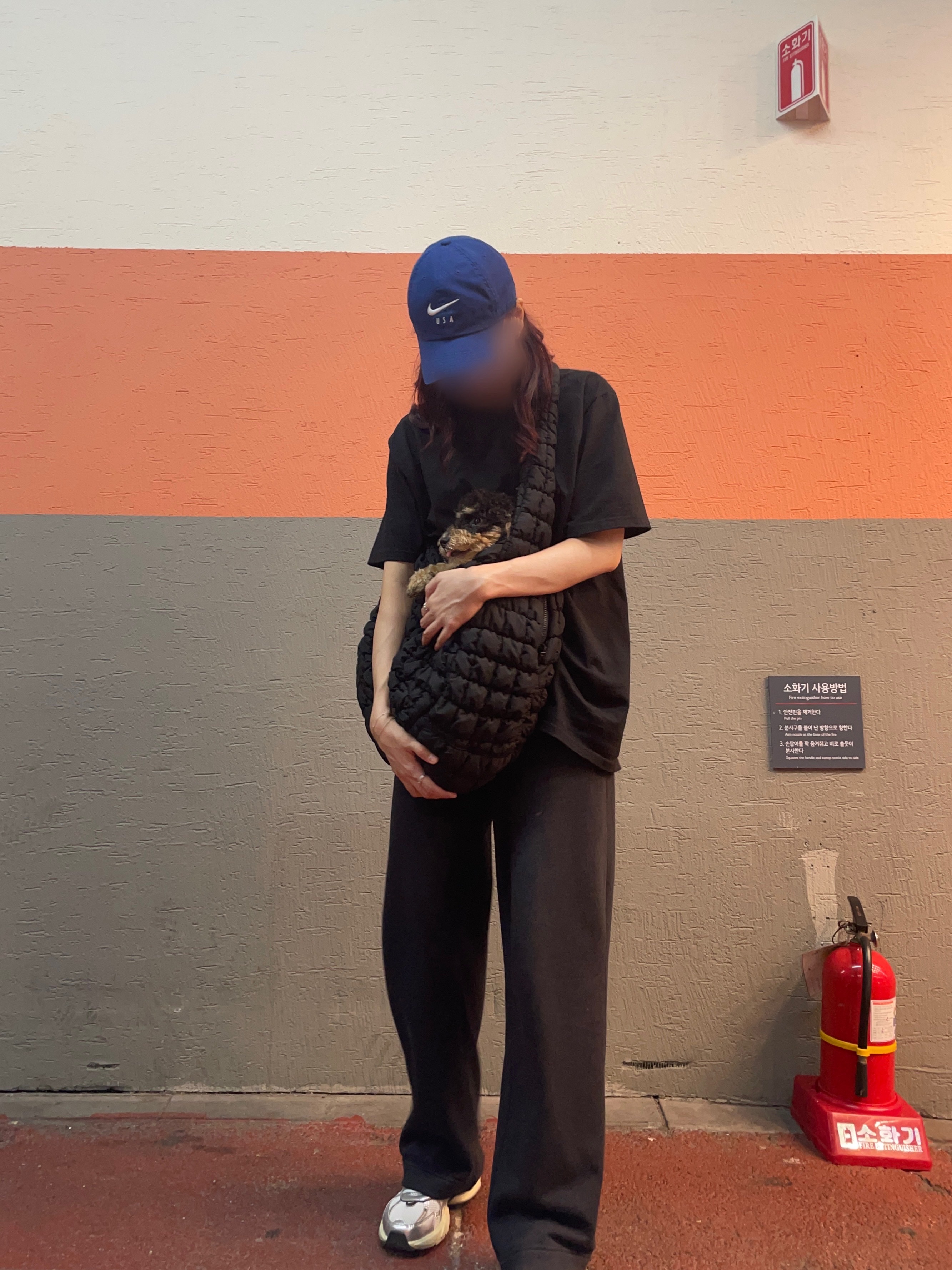 COS Quilted Oversized Shoulder Bag Black, Nike Club Unstructured Futura Washed Cap Black 착용 스타일 - 1