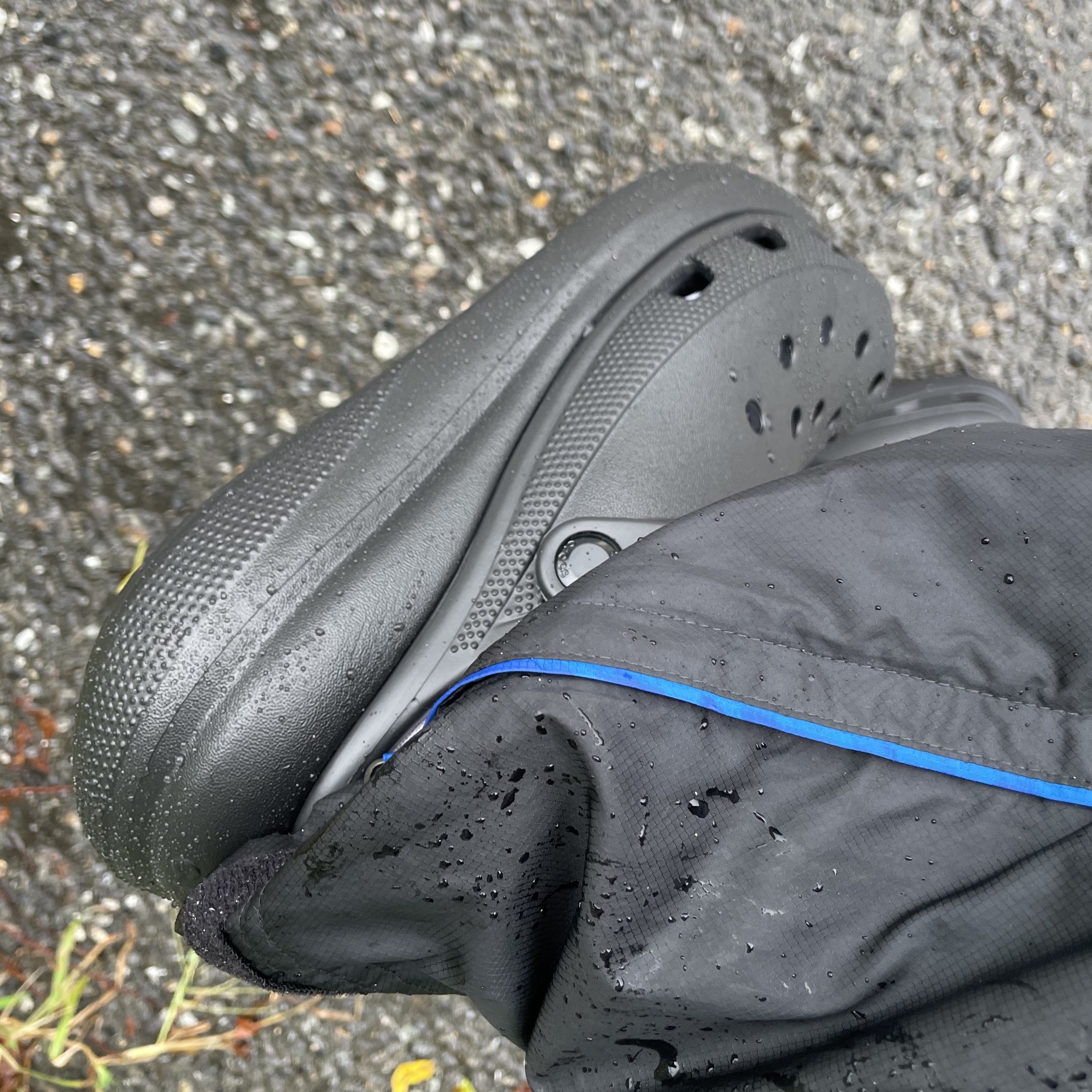 Crocs Classic Crush Clog Black, Stussy Sport Jacquard Skullcap Beanie Black 착용 스타일 - 4