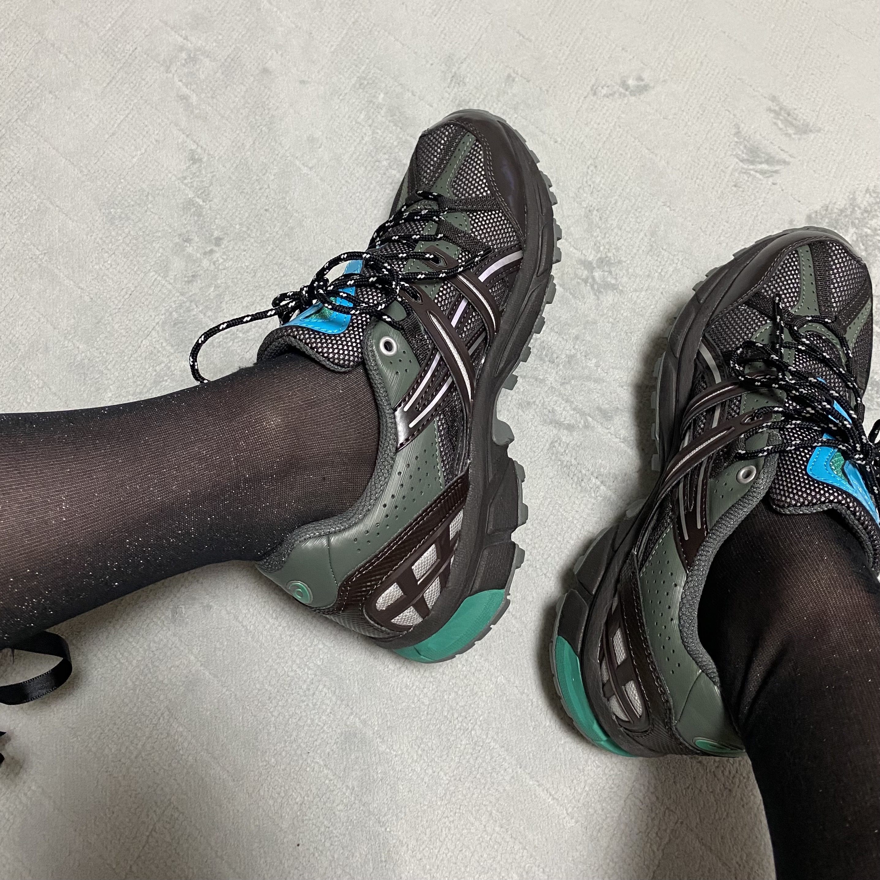 (W) Asics x Matin Kim Gel-Sonoma 15-50 Black Pure Silver 착용 스타일 - 3