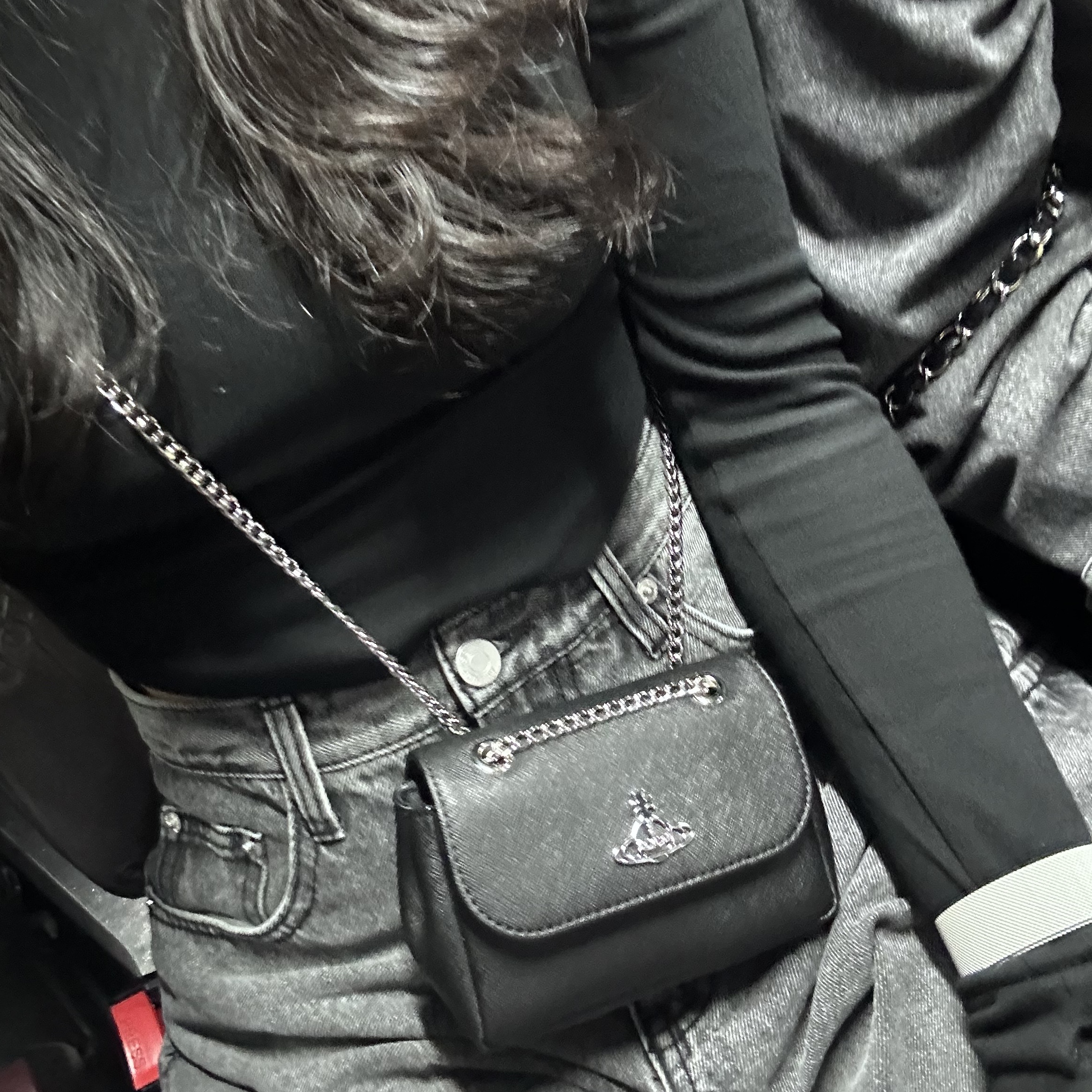 Vivienne Westwood Saffiano Biogreen Small Purse Cross Bag Black 착용 스타일