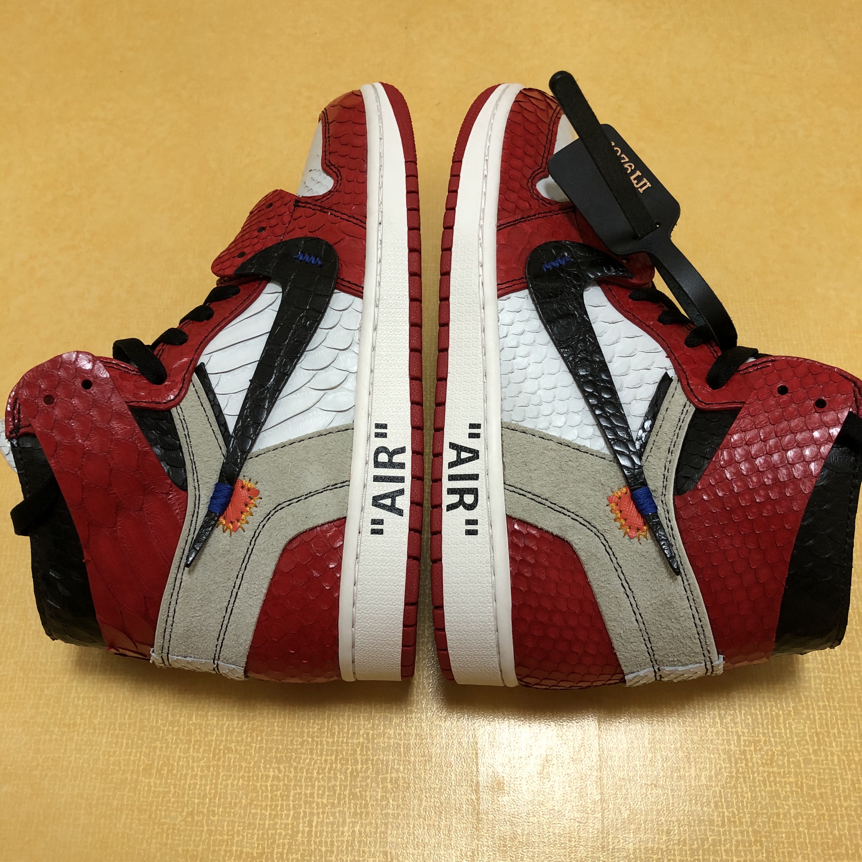 Jordan 1 x Off-White Retro High Chicago The Ten 착용 스타일 - 5