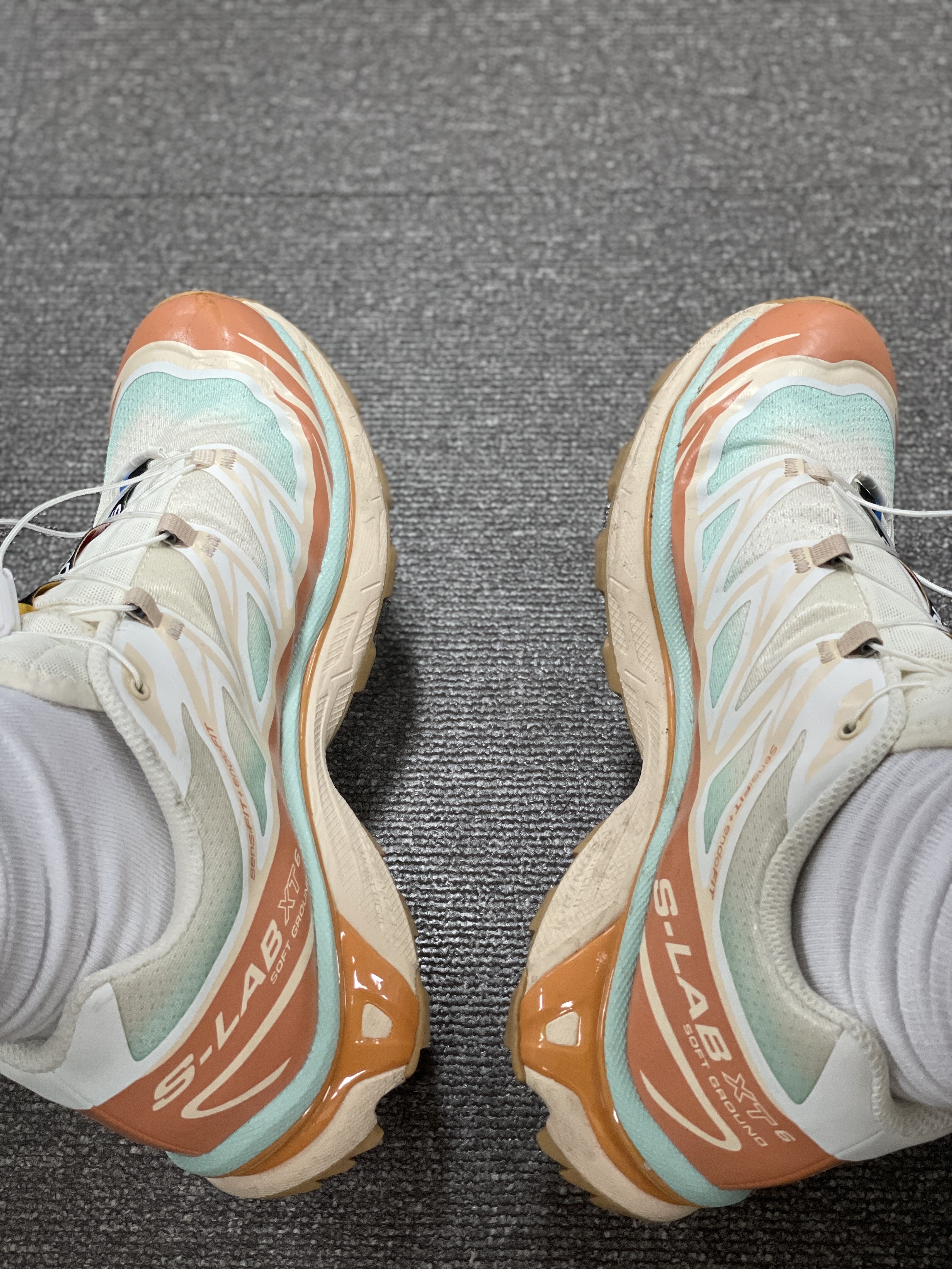 Salomon XT-6 Skyline Vanilla Ice Sun Baked 착용 스타일