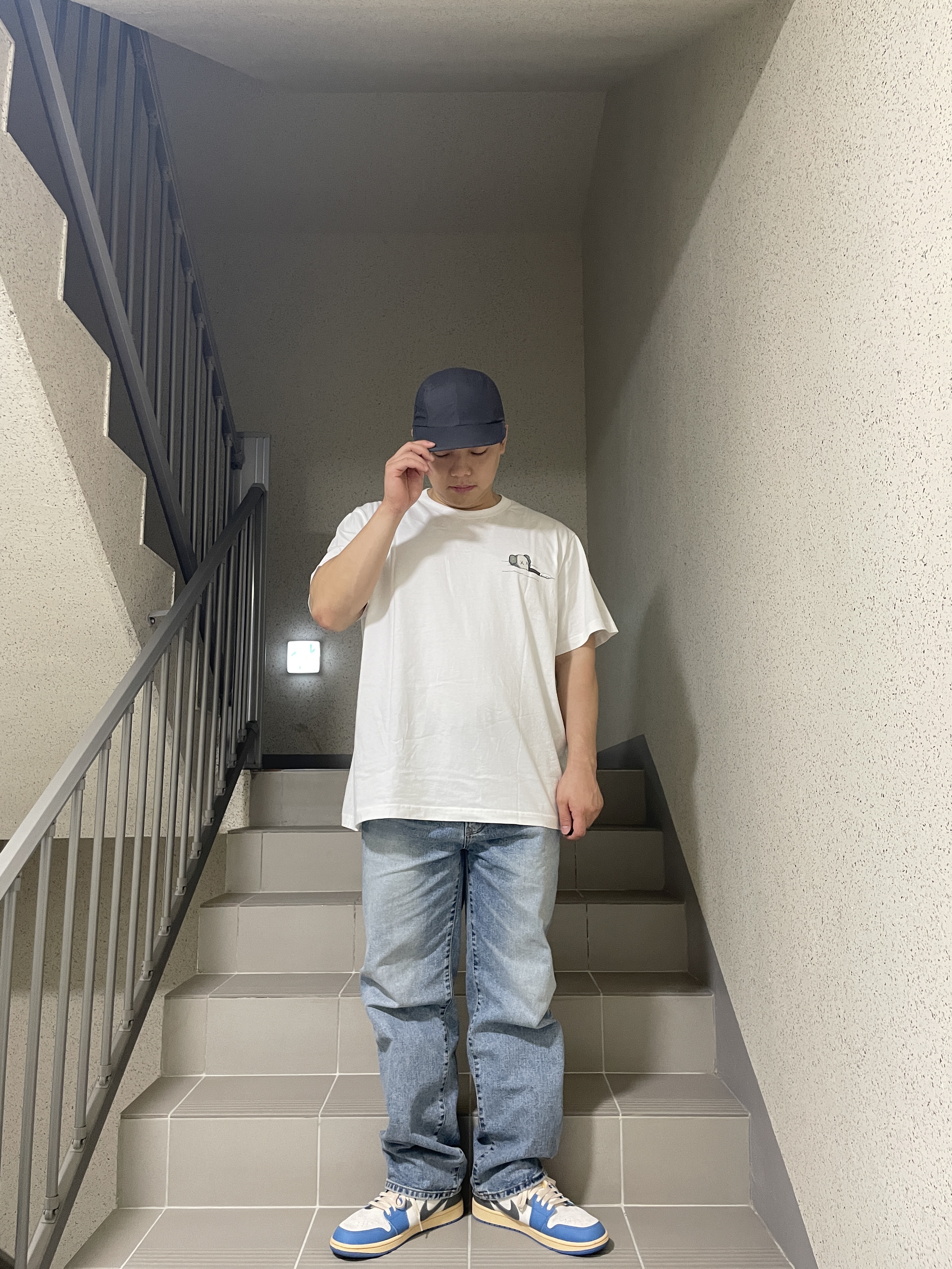 Uniqlo UT x Kaws Short Sleeve Graphic T-Shirt White, Jordan 1 Low SE Tokyo 96 착용 스타일 - 4