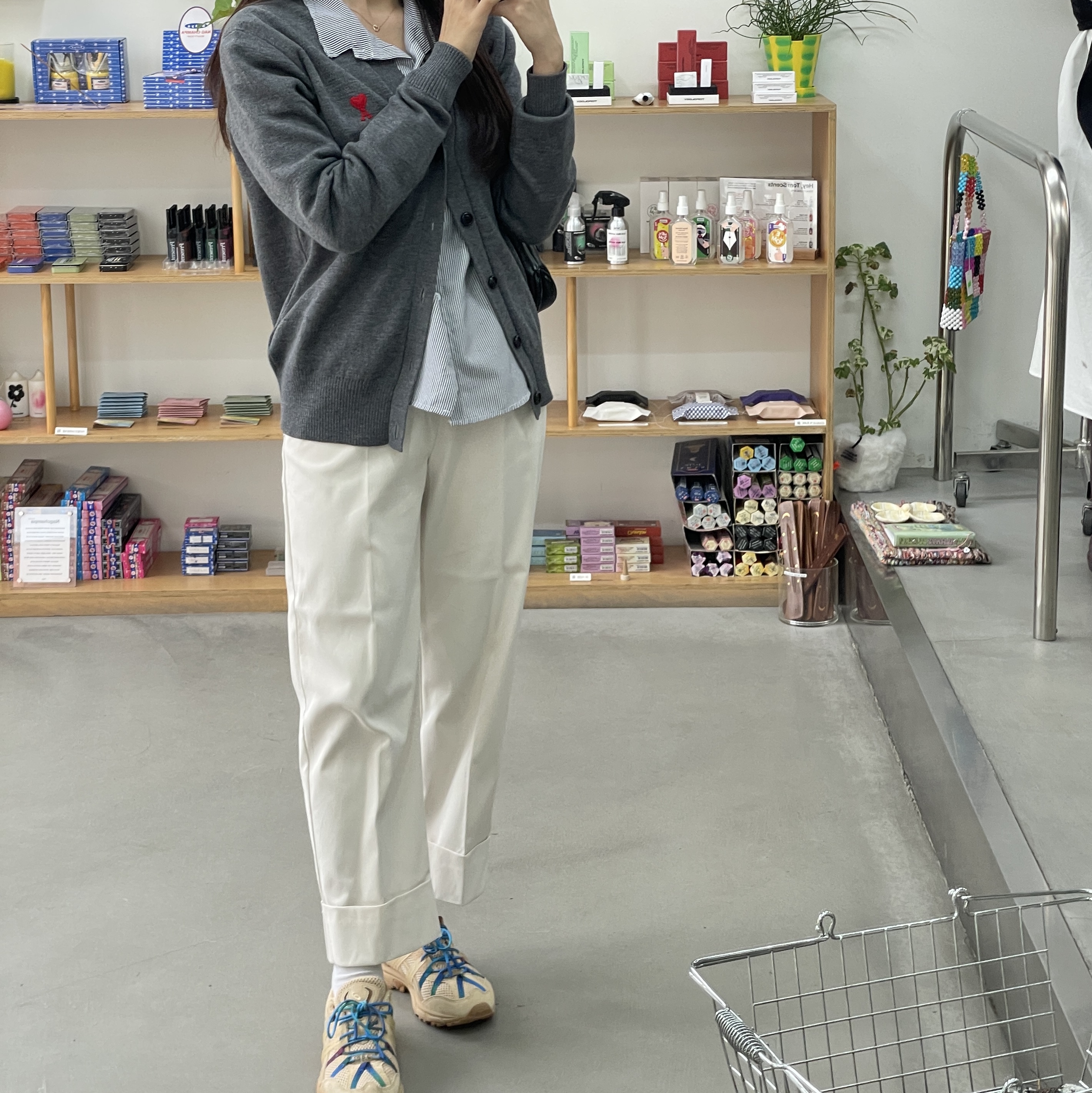 AMI de Coeur Wool Cardigan Gris Chine, Asics x A.P.C. Gel-Sonoma 15-50 Beige 착용 스타일