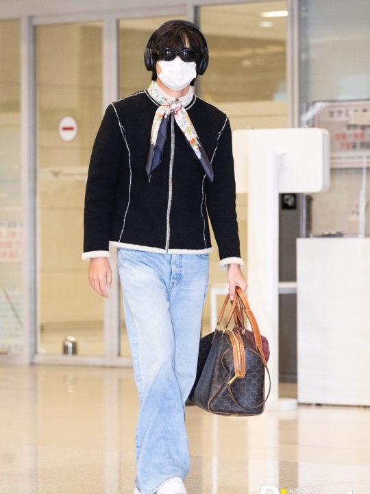 (W) Celine Triomphe 01 Sunglasses in Acetate Black, BOSE QC45 Triple Black (Korean Ver.) 착용 스타일 - 1