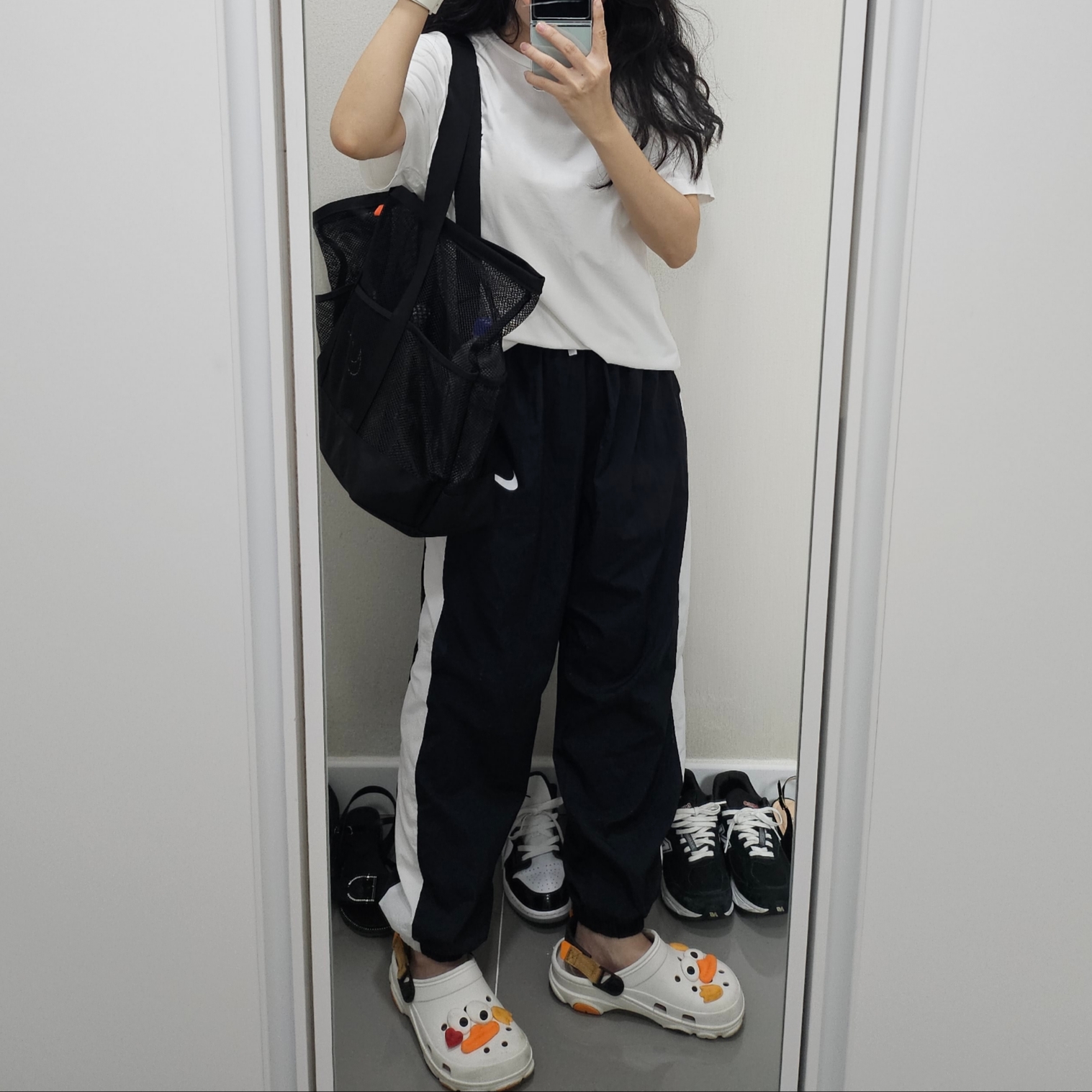 (Kids) Nike NSW Woven Pants Medium Olive, Nike Member Days Sports Mesh Bag & Pouch 착용 스타일 - 2
