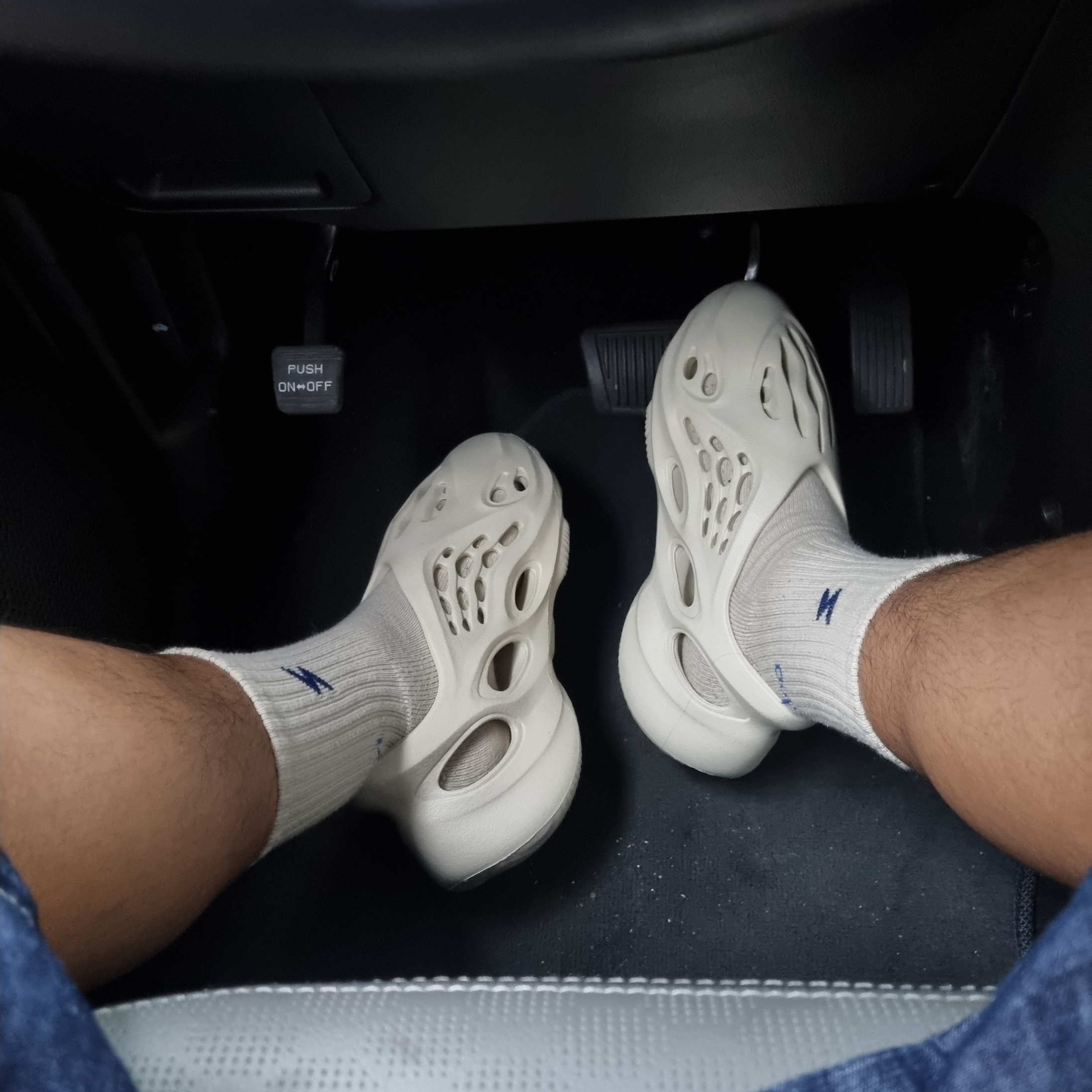 Adidas Yeezy Foam RNNR Sand 착용 스타일