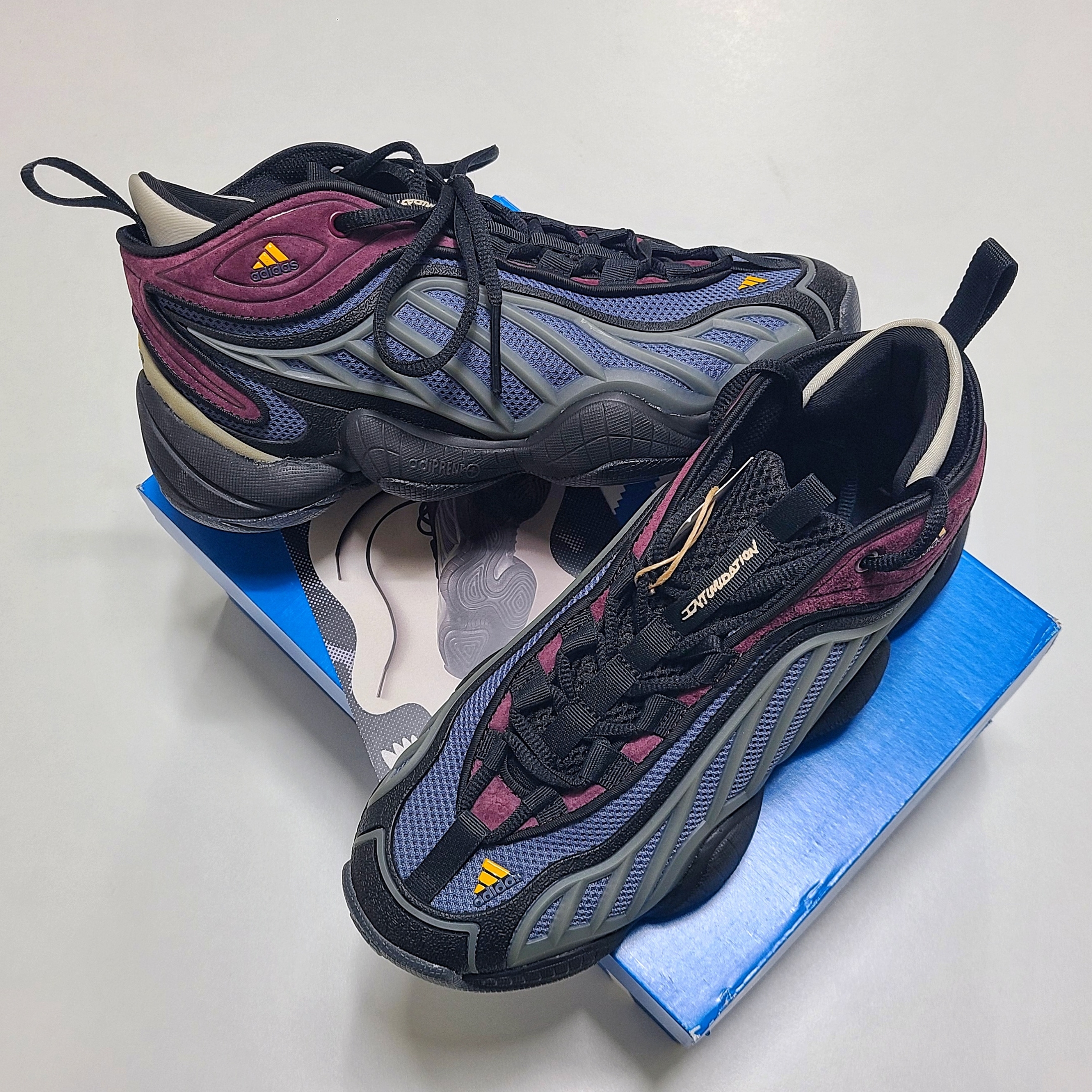 Adidas x Packer Intimidation Tech Ink 착용 스타일