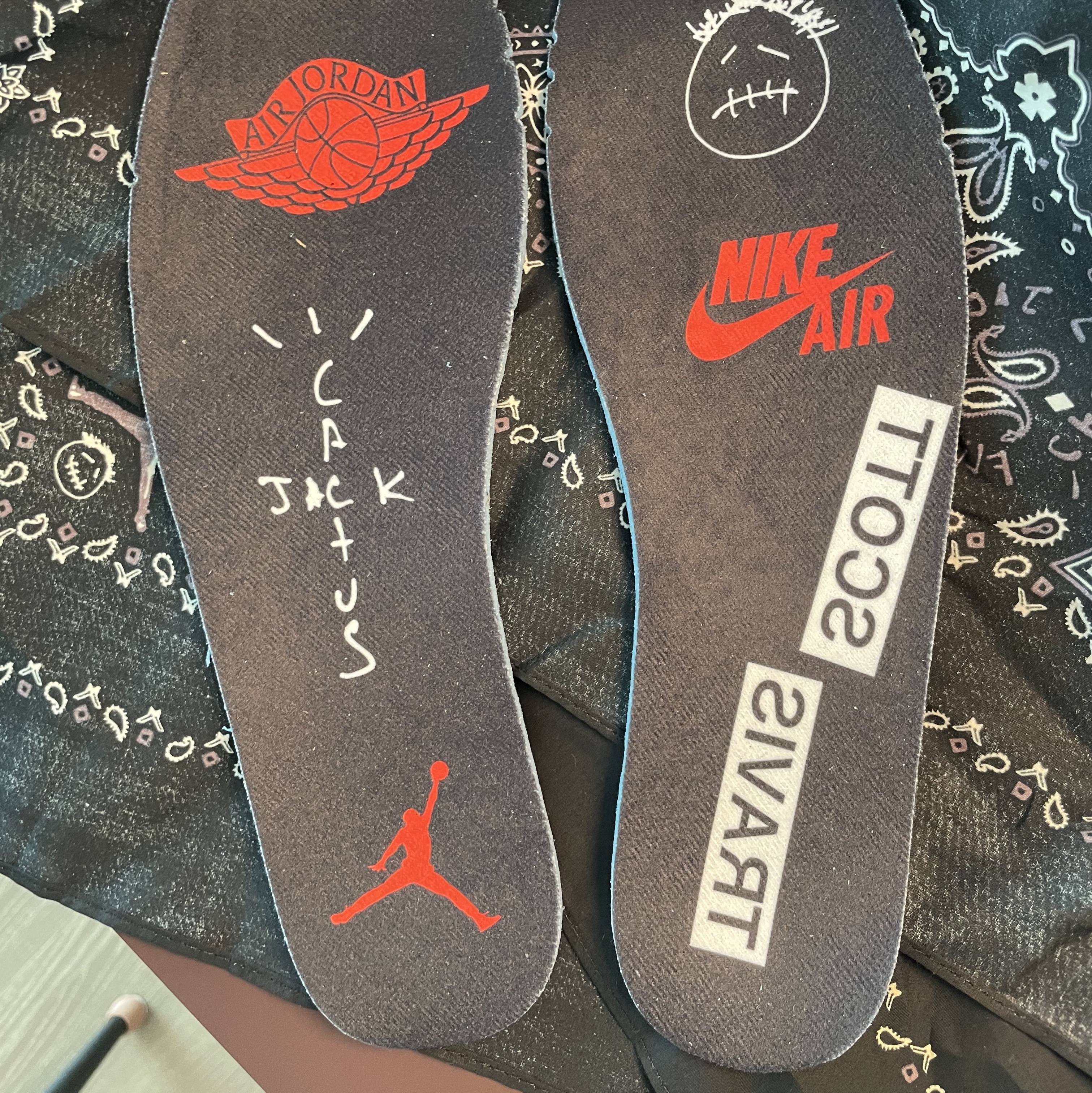 Jordan 1 x Travis Scott Retro Low OG SP Black Phantom 착용 스타일 - 4