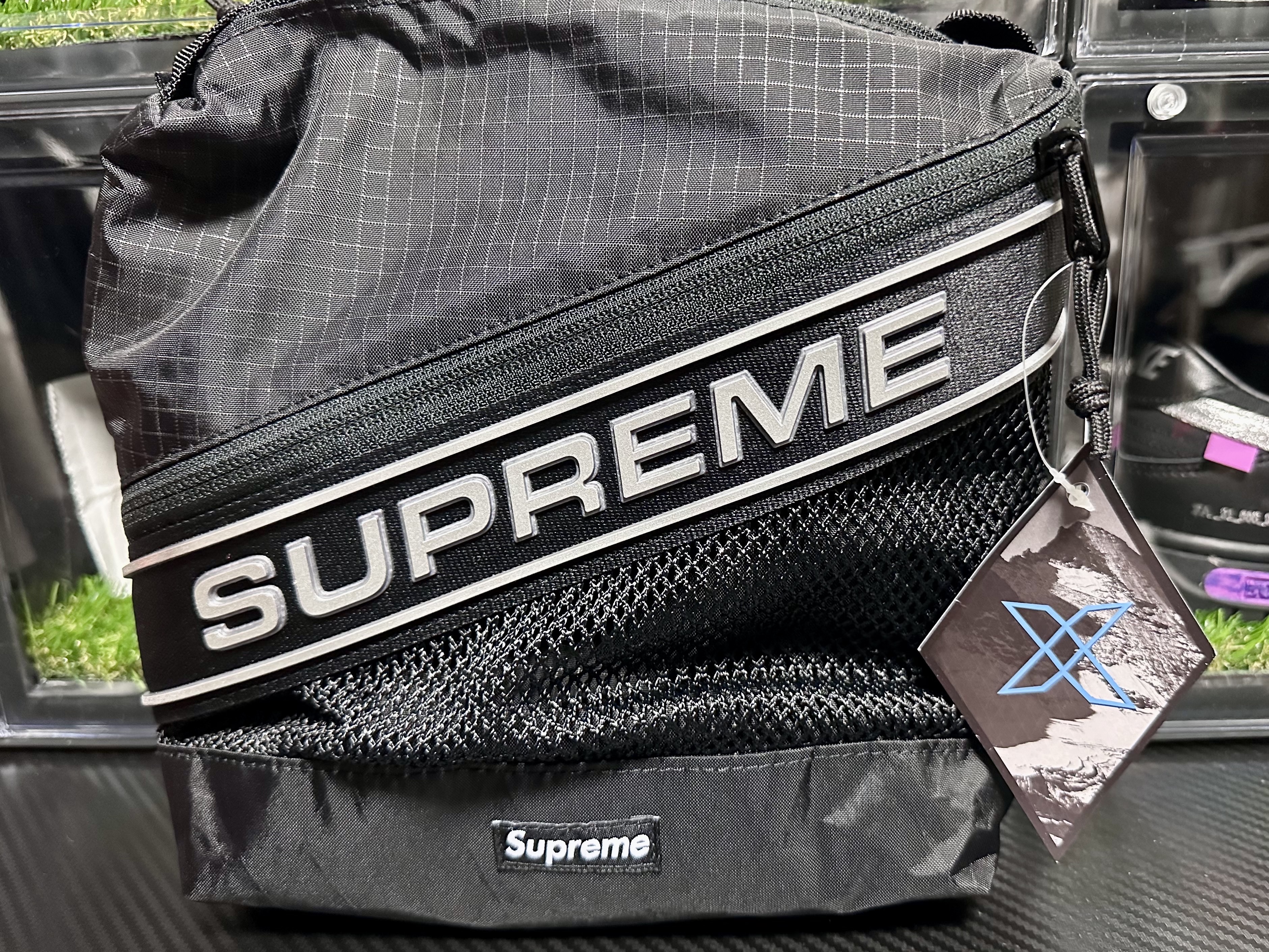 Supreme Shoulder Bag Black - 23FW 착용 스타일