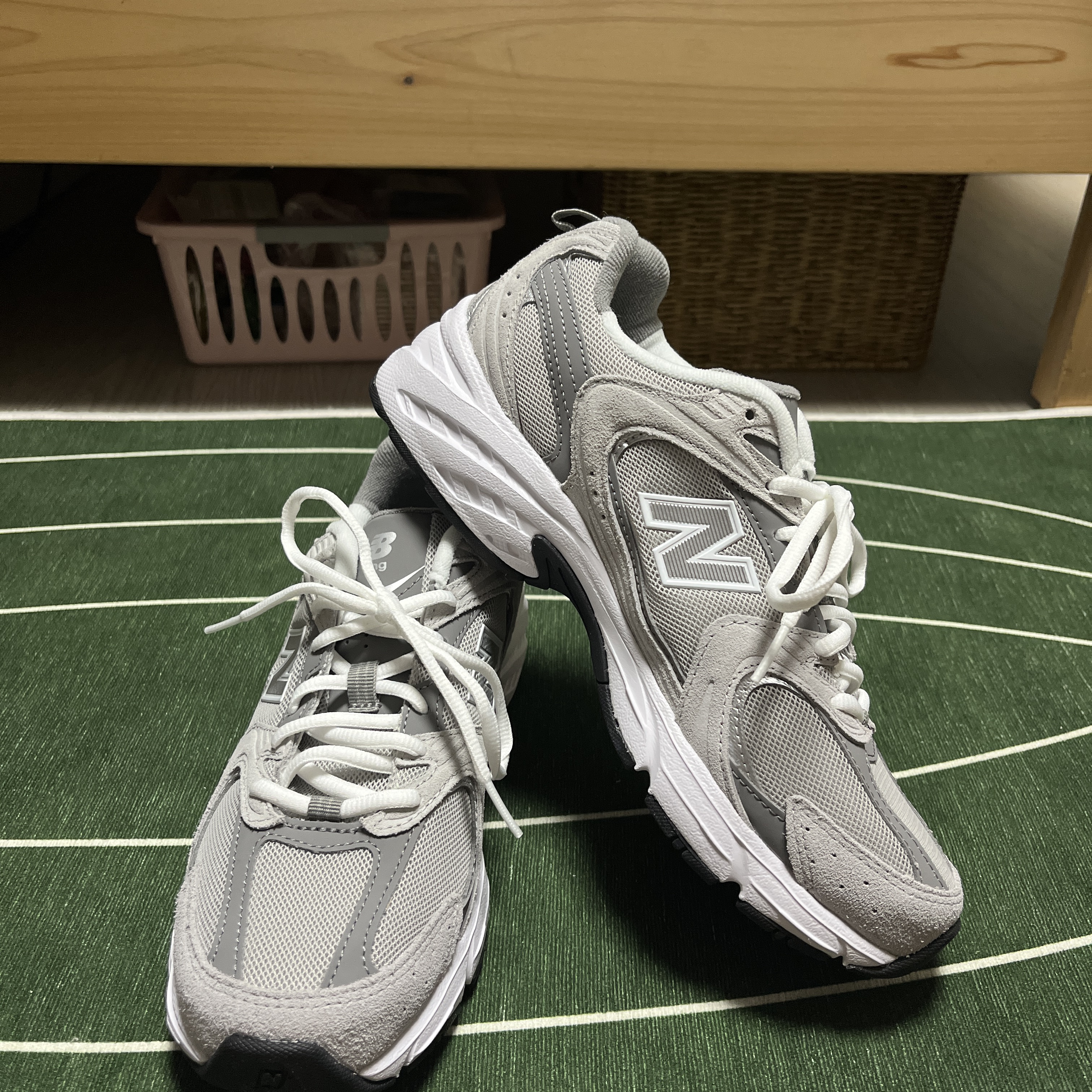 New Balance 530 Grey 착용 스타일 - 3