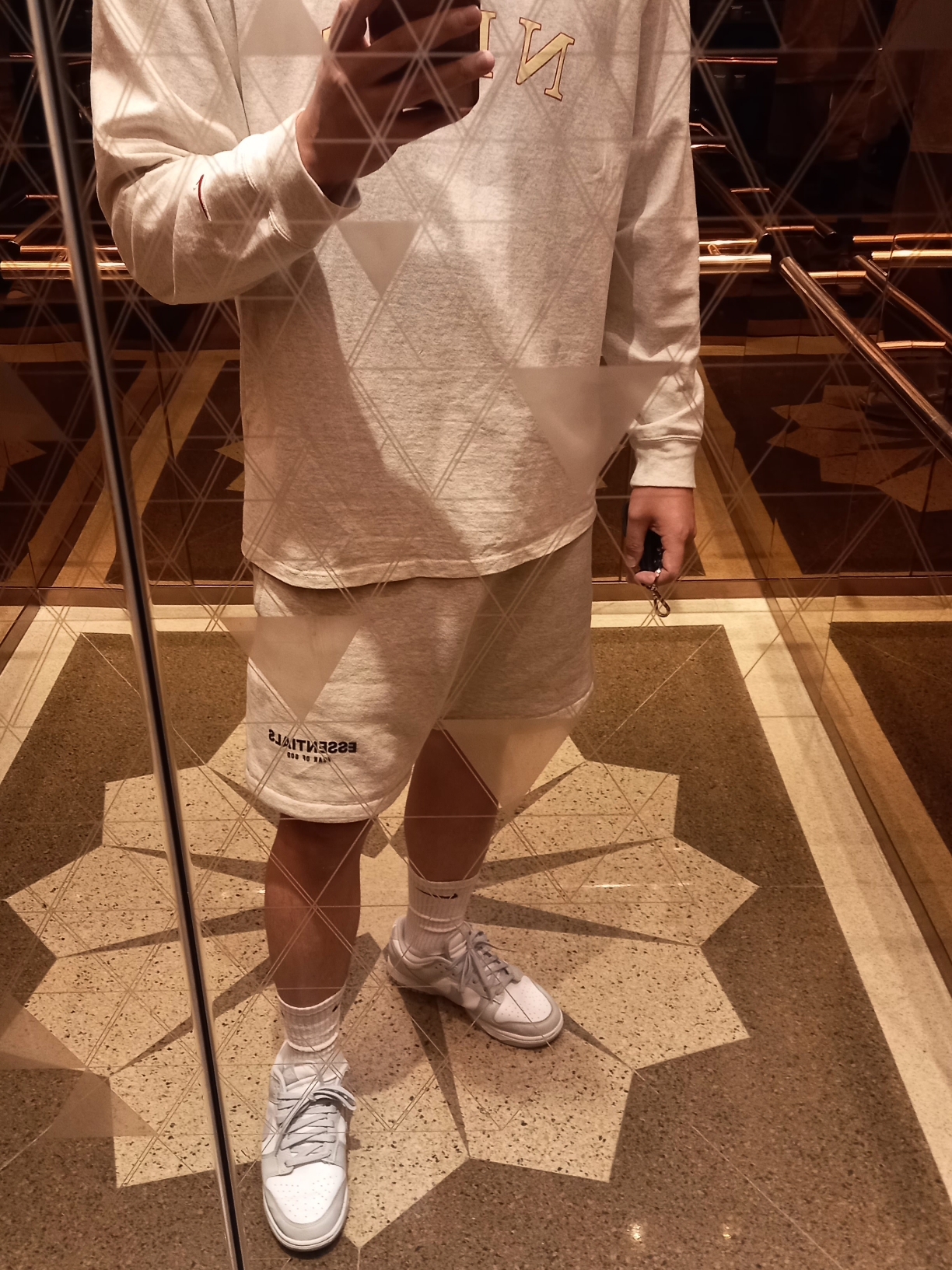 Essentials The Core Collection Sweatshorts Light Oatmeal, Prada Saffiano Triangle Logo Keyring Black 착용 스타일