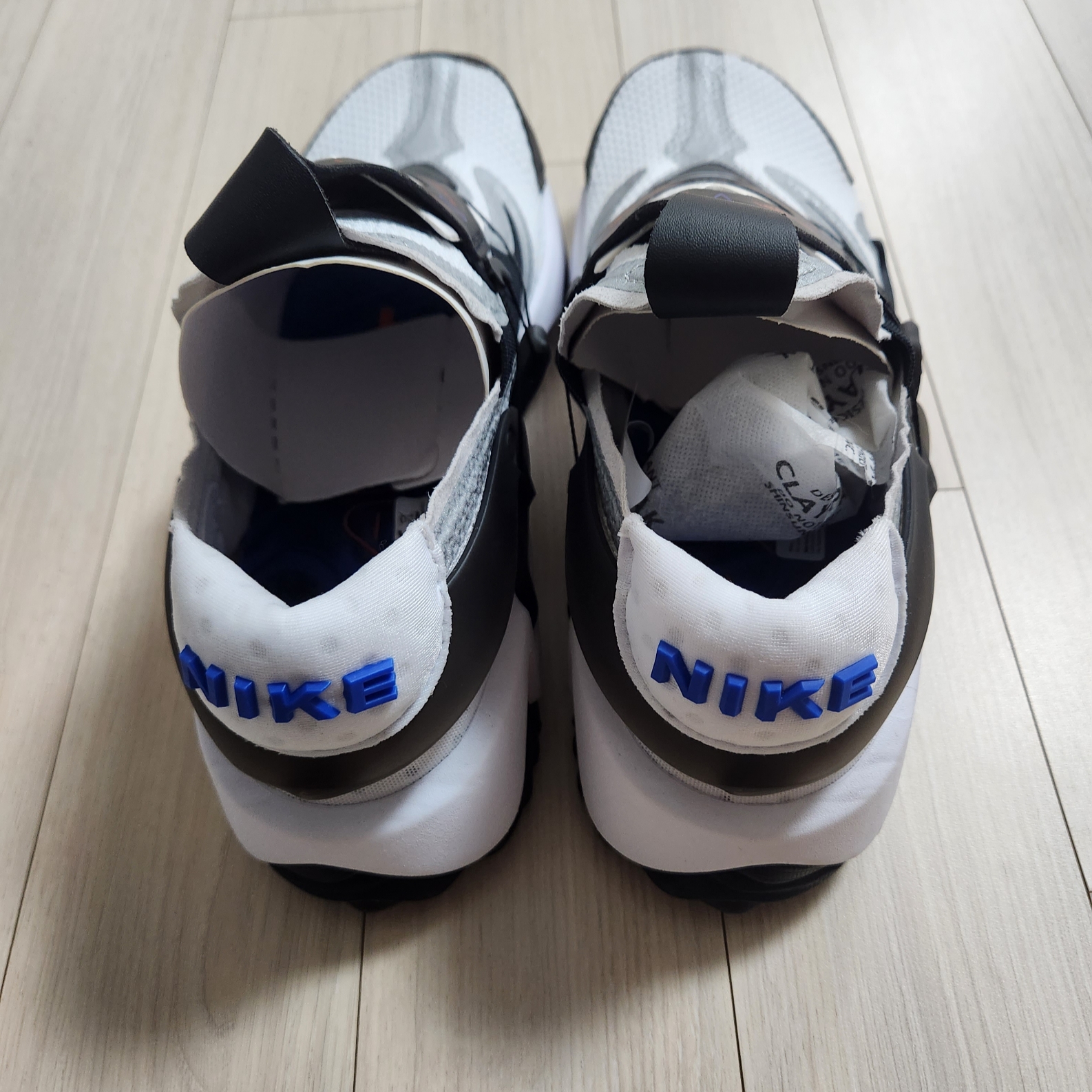 Nike Adapt Huarache White Black (KR Charger) 착용 스타일 - 2