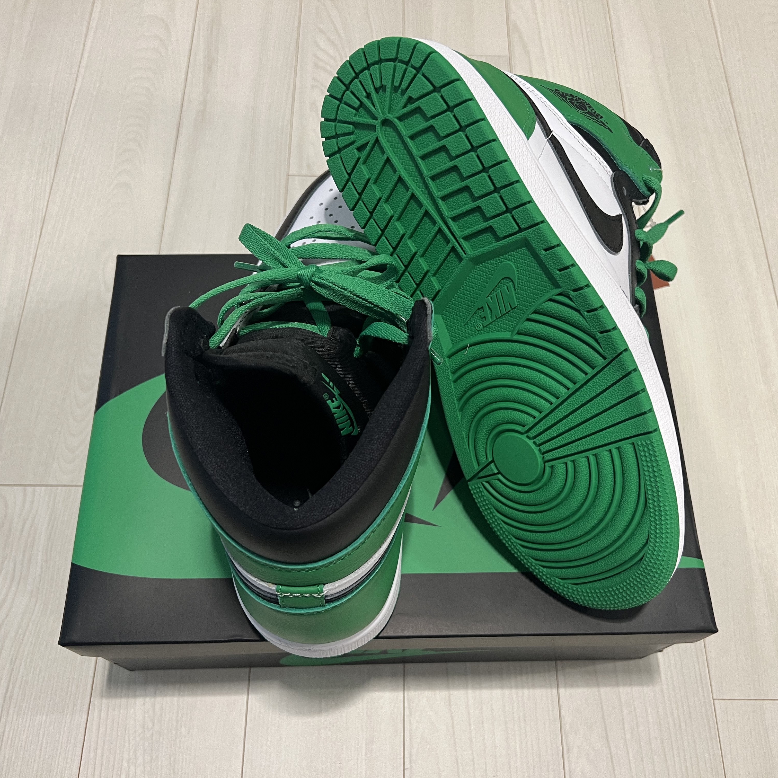 Jordan 1 Retro High OG Black and Lucky Green 착용 스타일 - 3