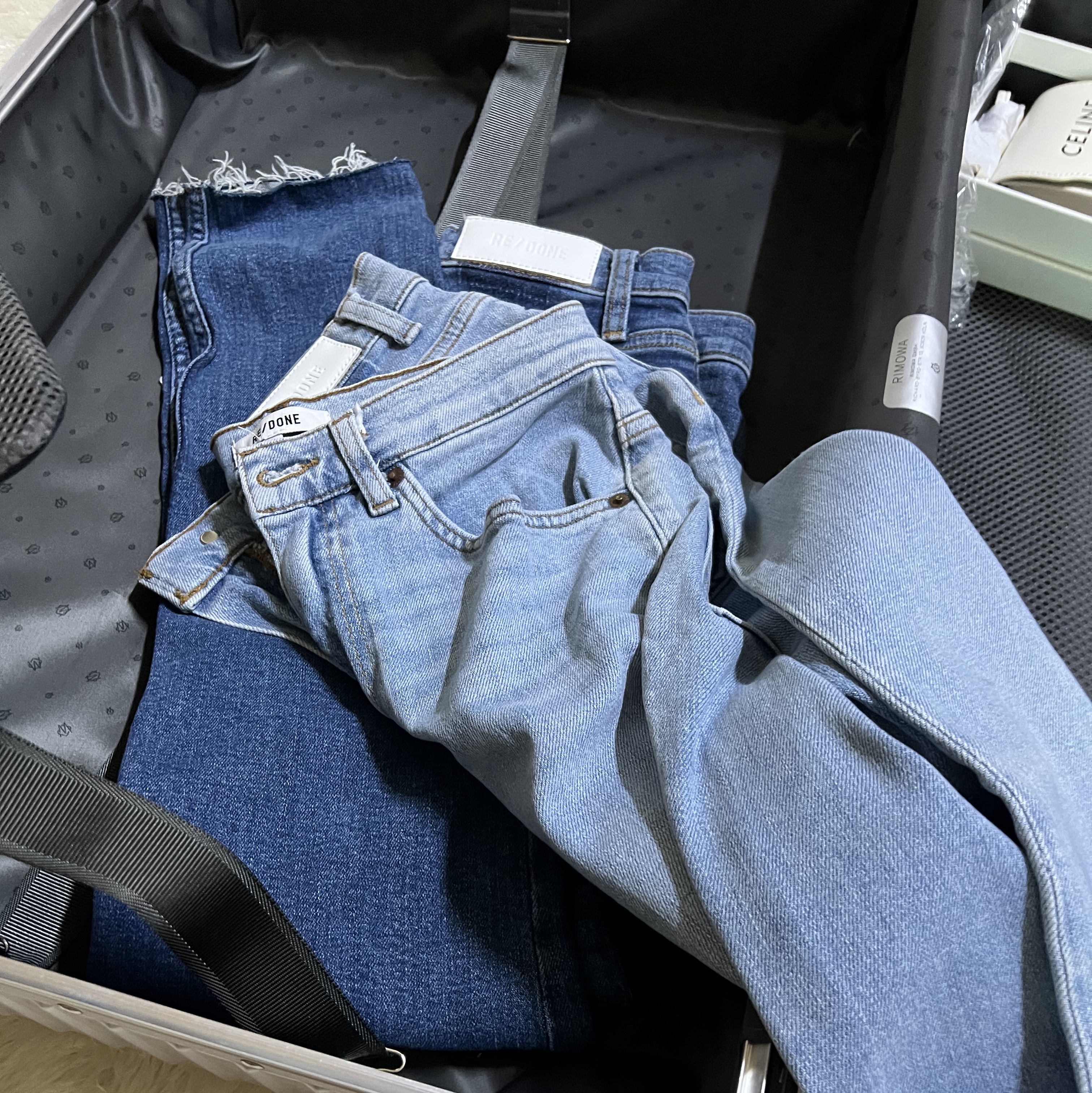 Rimowa Classic Check-In M Aluminum Silver 착용 스타일 - 1