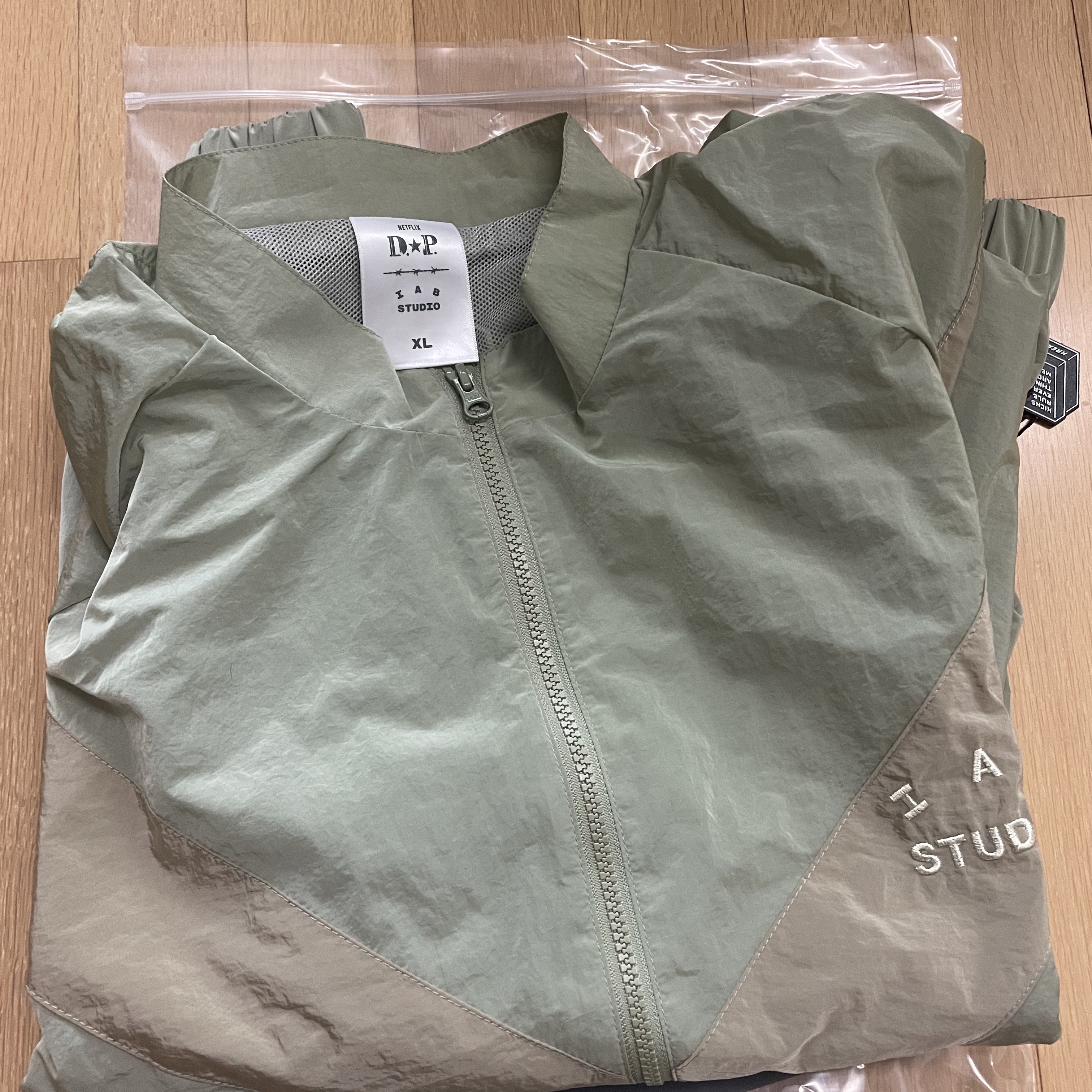 IAB Studio x D.P. Track Top Tea Green Mud 착용 스타일 - 4