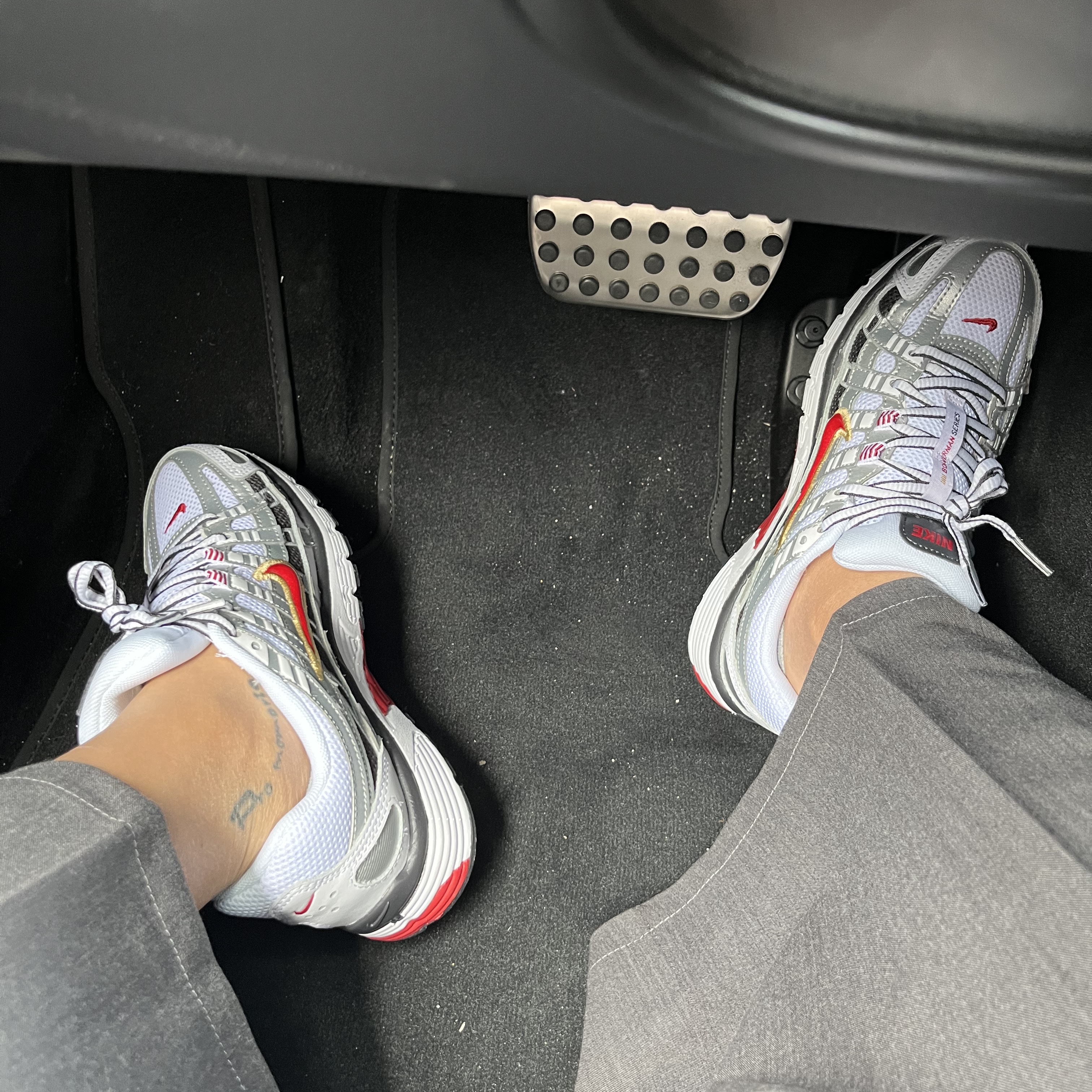 (W) Nike P-6000 Metallic Silver Red 착용 스타일