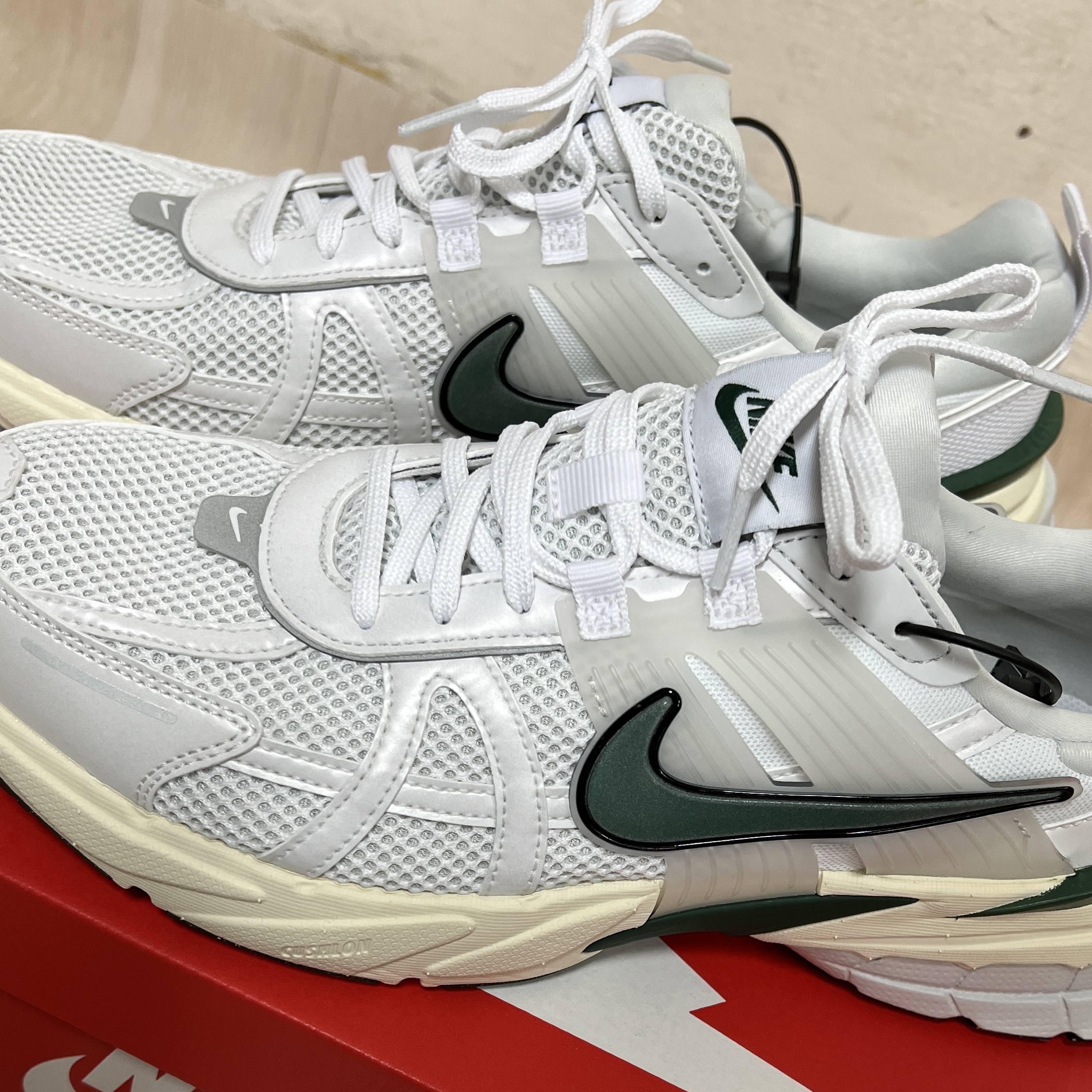 Nike V2K Run White Fir 착용 스타일