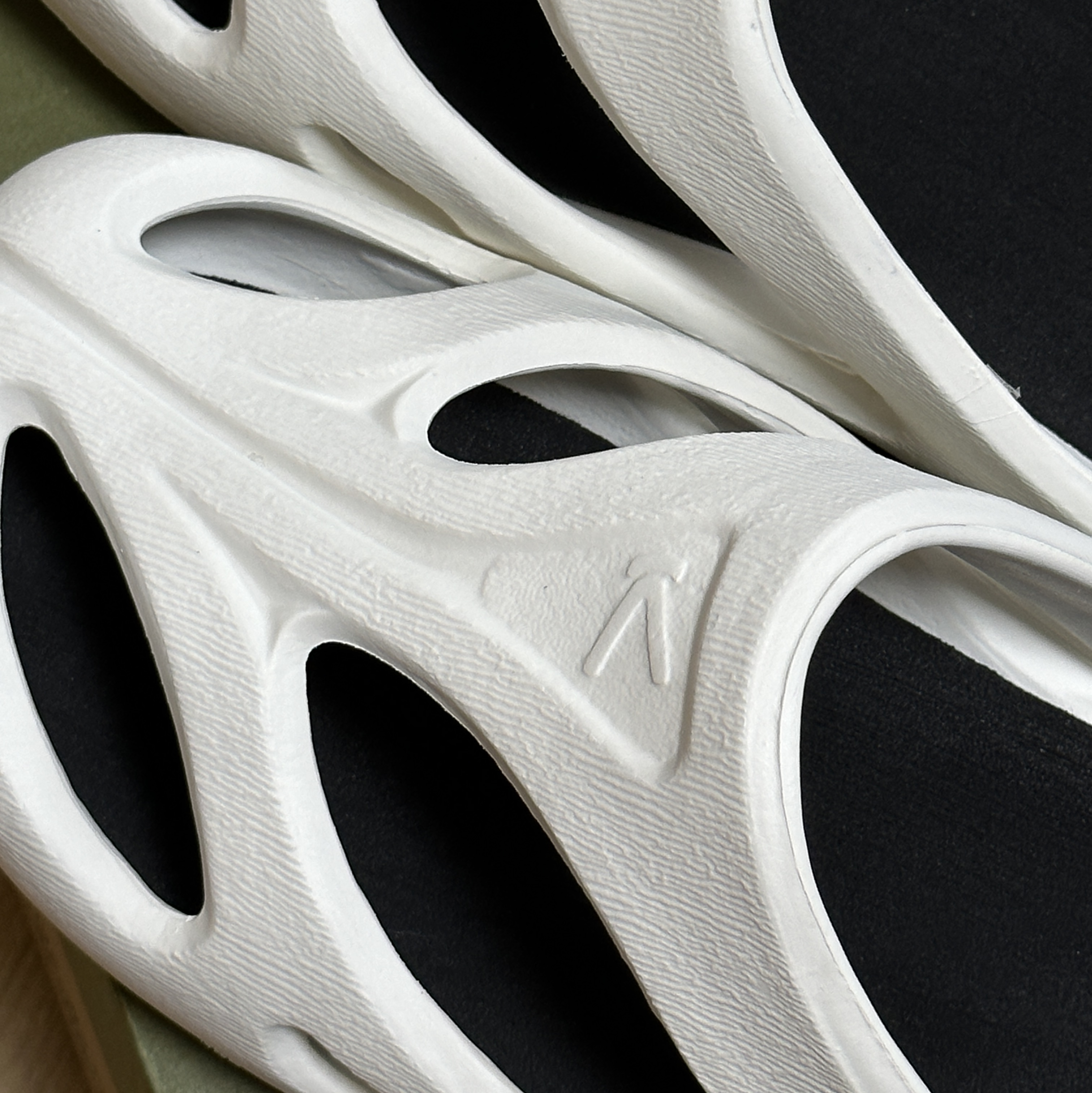 (W) Keen Shanti White Black 착용 스타일 - 1