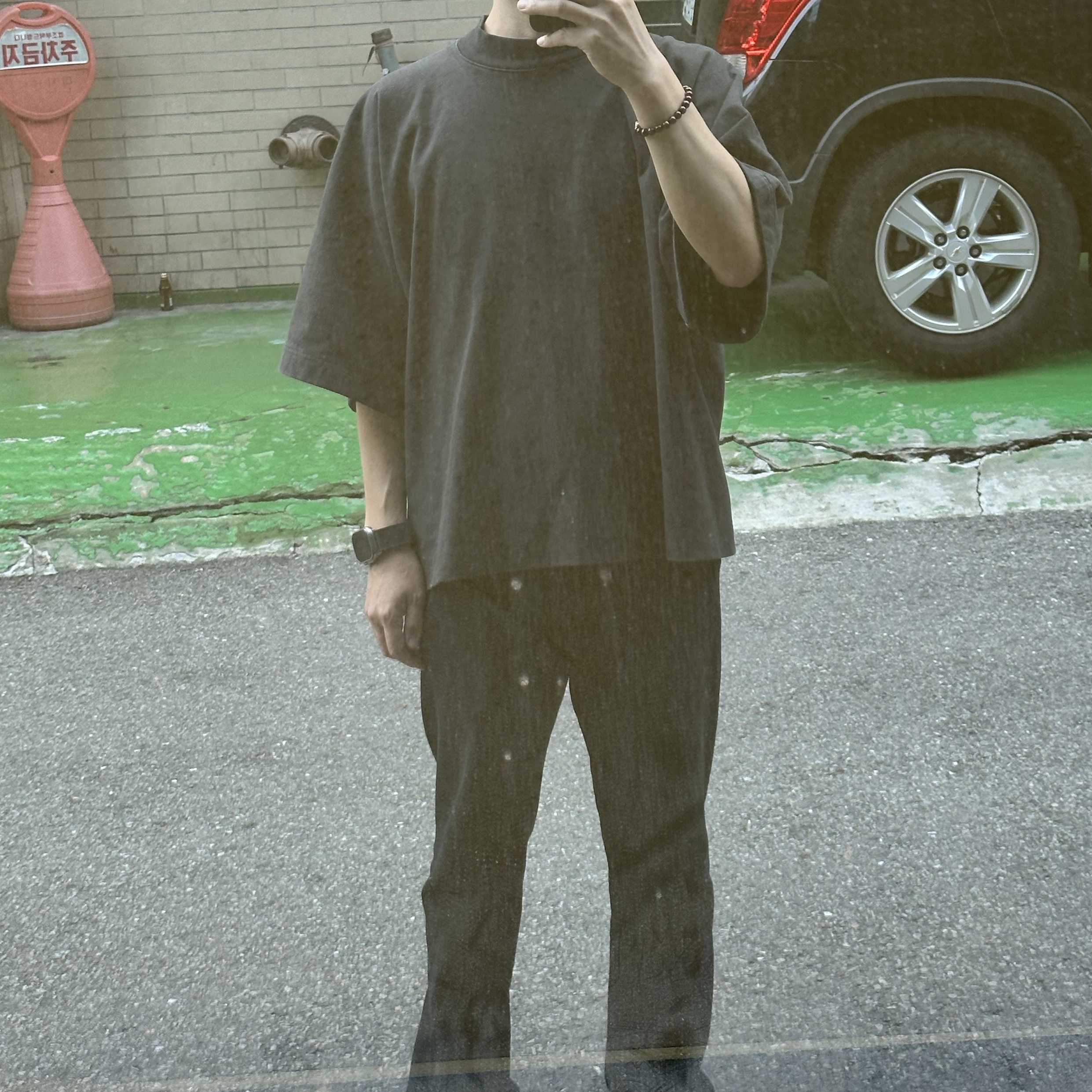 Yeezy Gap Engineered By Balenciaga Dove No Seam T-Shirt Black, Yeezy Gap Engineered By Balenciaga Fitted Sweatpants Washed Black 착용 스타일 - 2