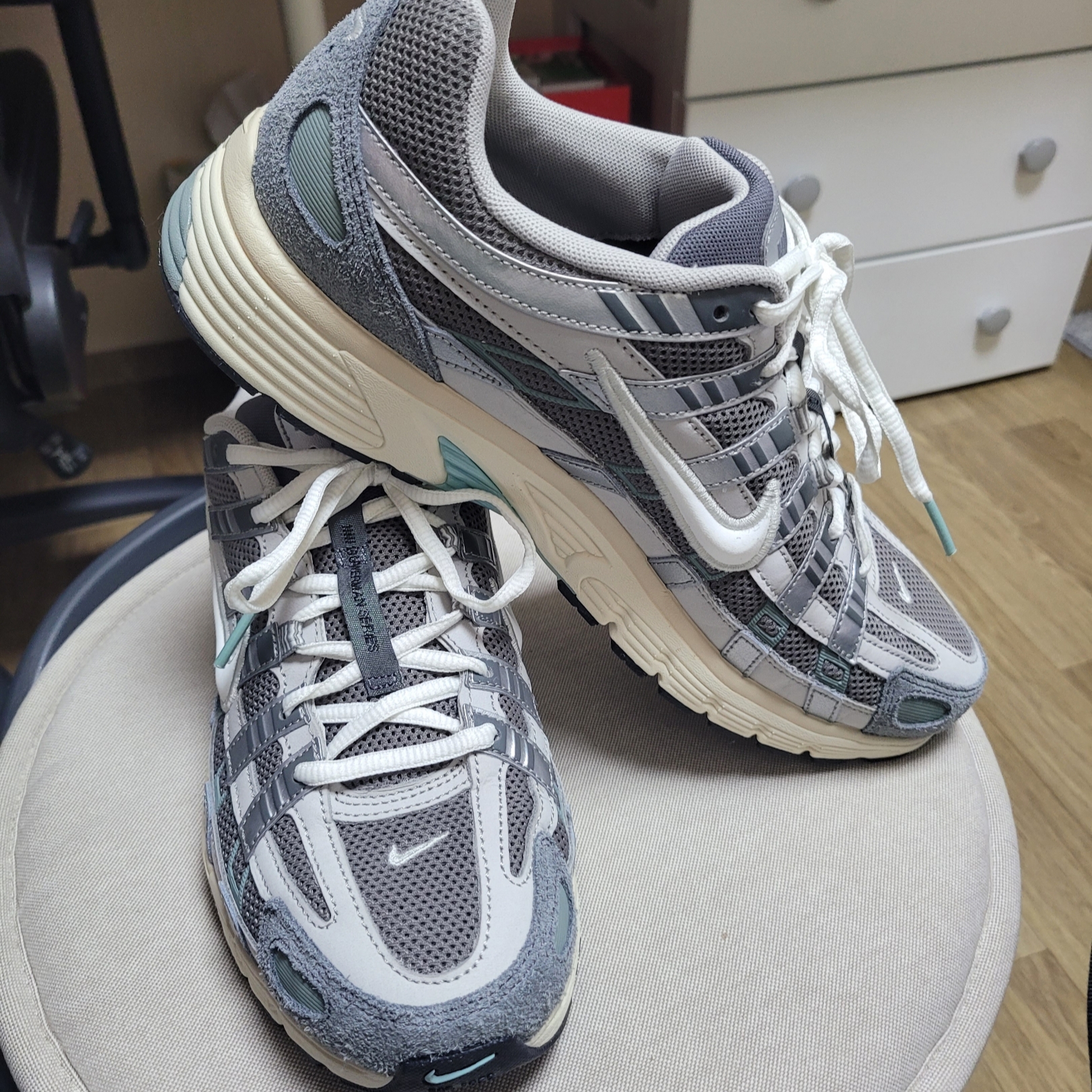 Nike P-6000 Flat Pewter Light Iron Ore 착용 스타일 - 2