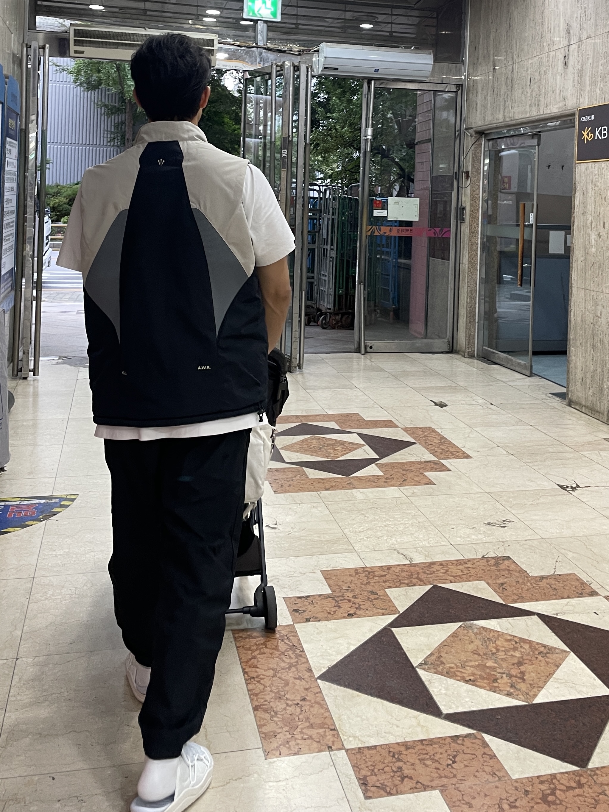 Nike x Drake Nocta NRG LR Reversible Vest Black (DR2663-010), Nike Offline 3.0 Phantom White 착용 스타일