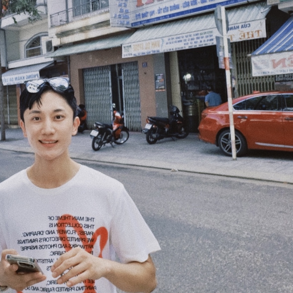 The Museum Visitor Heart Sprayed T-Shirt White 착용 스타일